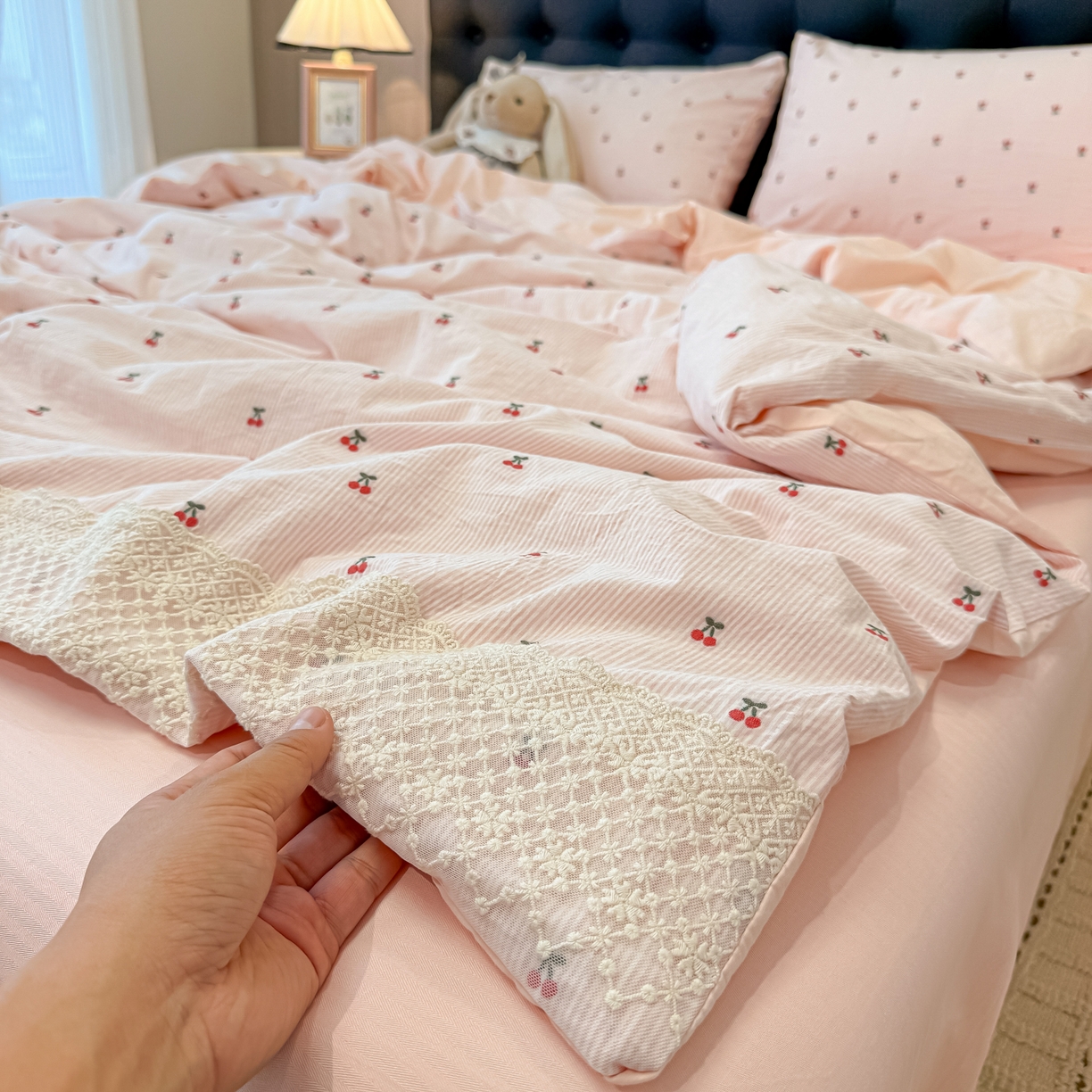 91家纺网 家纺一手货源 找家纺 盼季家纺 2026新款水洗棉印花法式高定小碎花蕾丝花边四件套 法式高定花边-粉樱桃