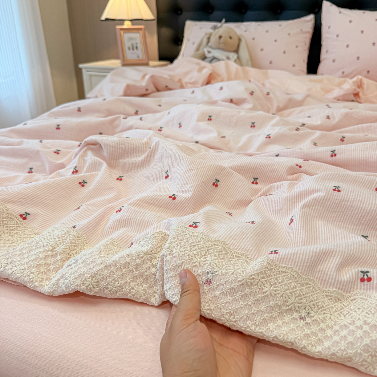 91家纺网 家纺一手货源 找家纺 盼季家纺 2026新款水洗棉印花法式高定小碎花蕾丝花边四件套 法式高定花边-粉樱桃