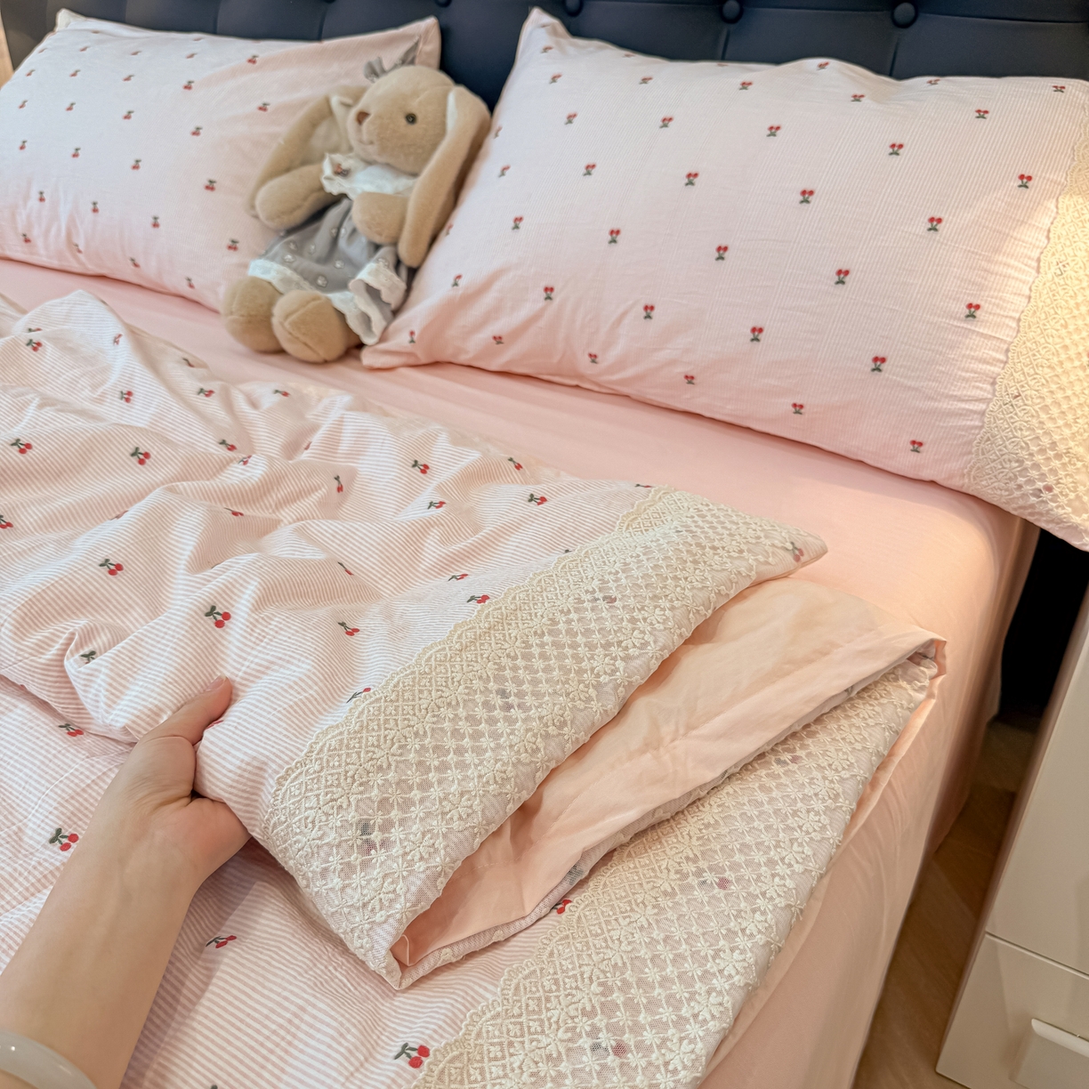 91家纺网 家纺一手货源 找家纺 盼季家纺 2026新款水洗棉印花法式高定小碎花蕾丝花边四件套 法式高定花边-粉樱桃