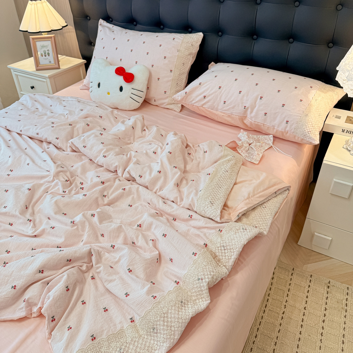 91家纺网 家纺一手货源 找家纺 盼季家纺 2026新款水洗棉印花法式高定小碎花蕾丝花边四件套 法式高定花边-粉樱桃