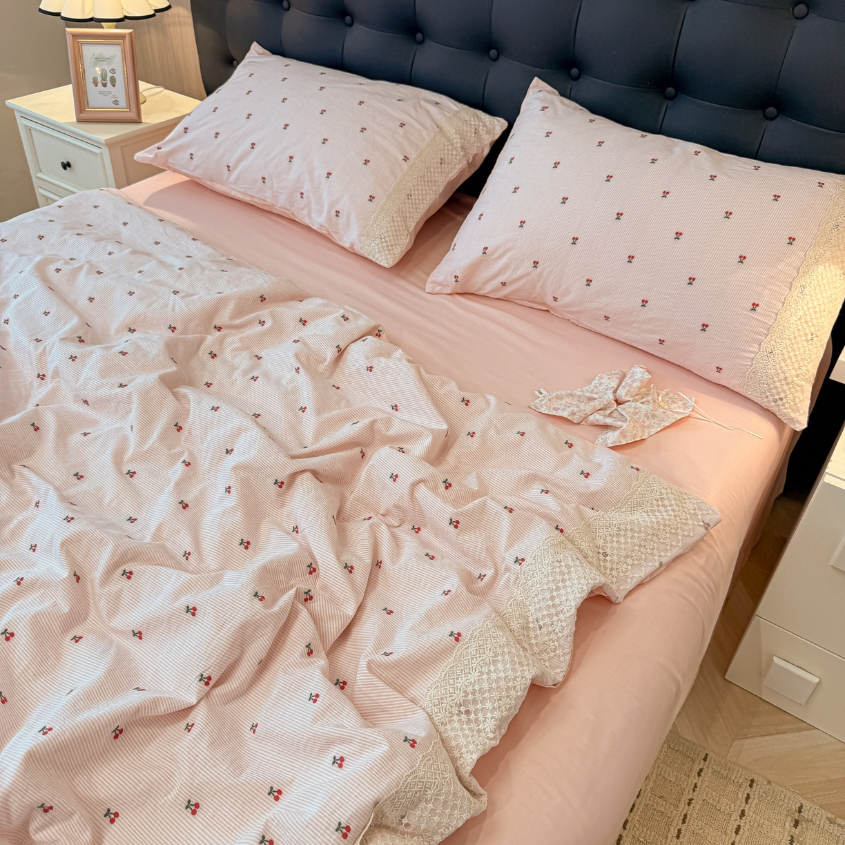 91家纺网 家纺一手货源 找家纺 盼季家纺 2026新款水洗棉印花法式高定小碎花蕾丝花边四件套 法式高定花边-粉樱桃