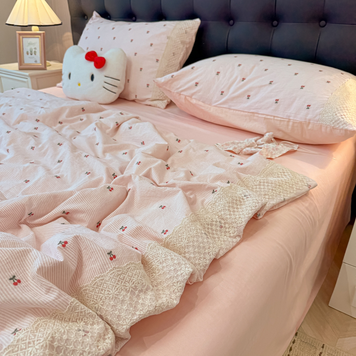 91家纺网 家纺一手货源 找家纺 盼季家纺 2026新款水洗棉印花法式高定小碎花蕾丝花边四件套 法式高定花边-粉樱桃