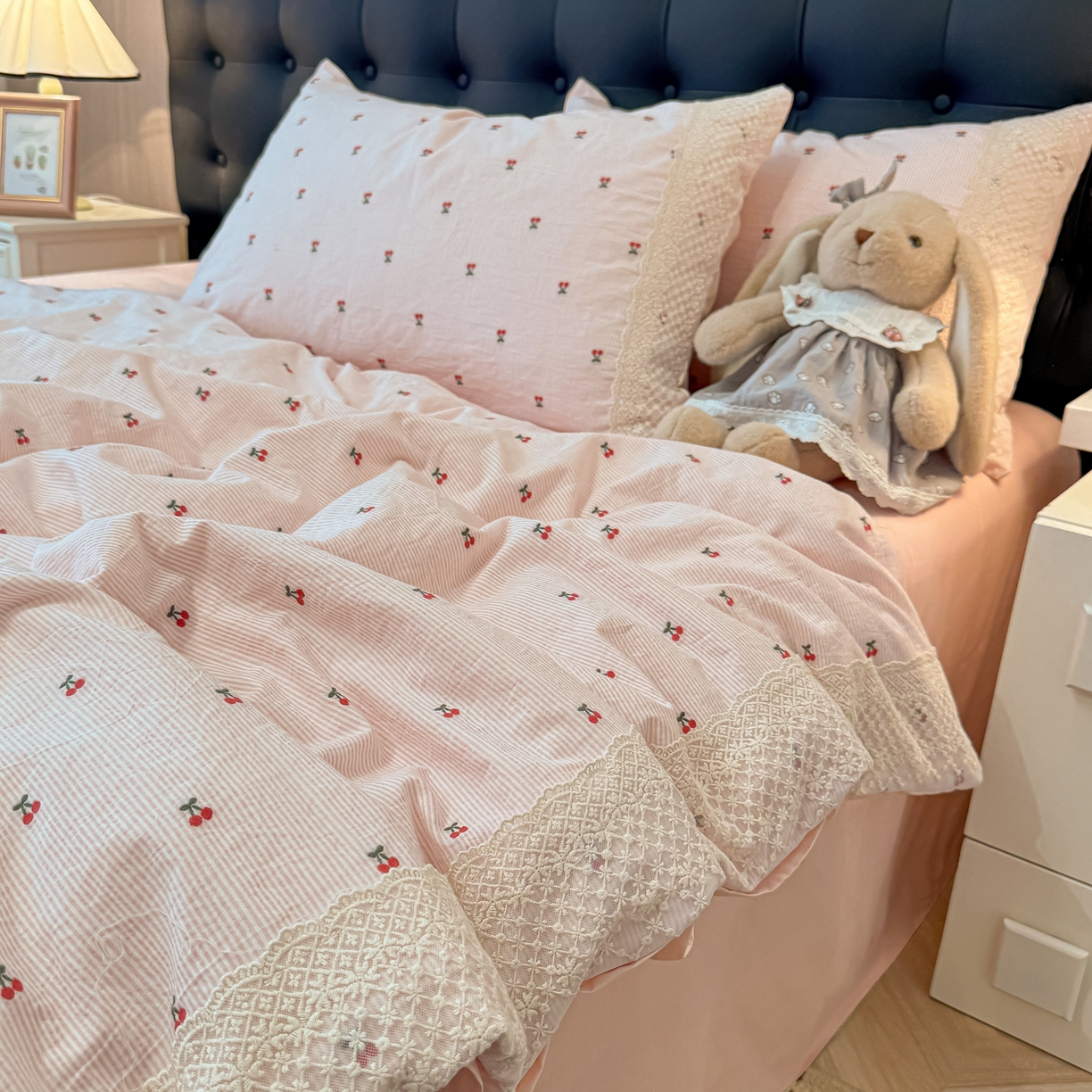 91家纺网 家纺一手货源 找家纺 盼季家纺 2026新款水洗棉印花法式高定小碎花蕾丝花边四件套 法式高定花边-粉樱桃