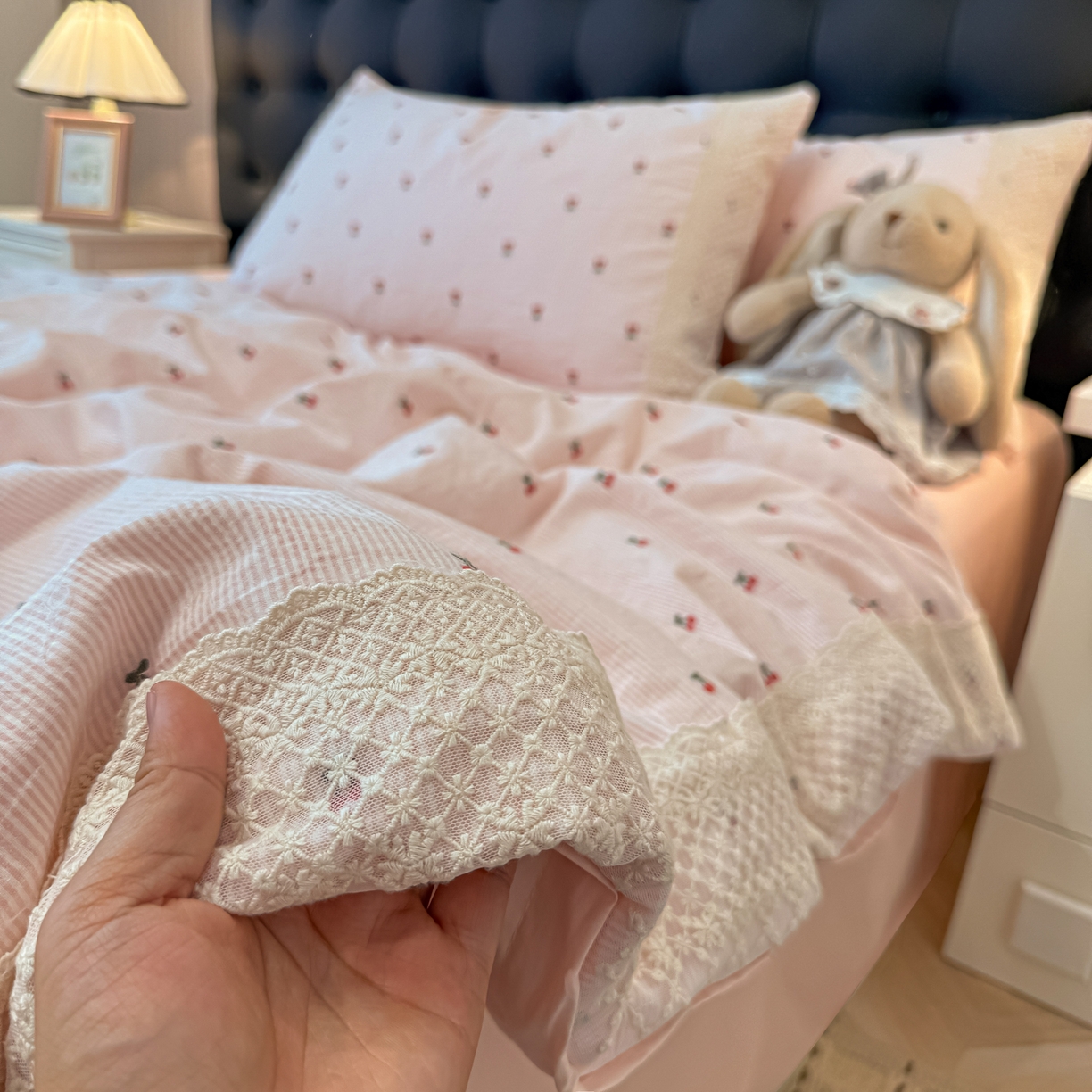 91家纺网 家纺一手货源 找家纺 盼季家纺 2026新款水洗棉印花法式高定小碎花蕾丝花边四件套 法式高定花边-粉樱桃