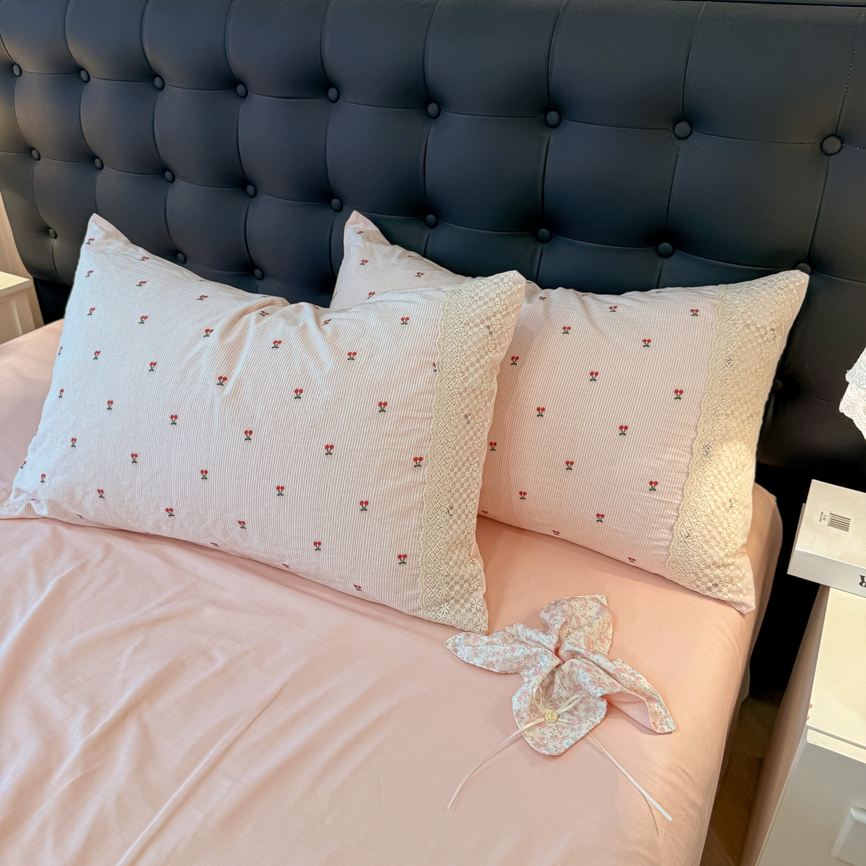 91家纺网 家纺一手货源 找家纺 盼季家纺 2026新款水洗棉印花法式高定小碎花蕾丝花边四件套 法式高定花边-粉樱桃