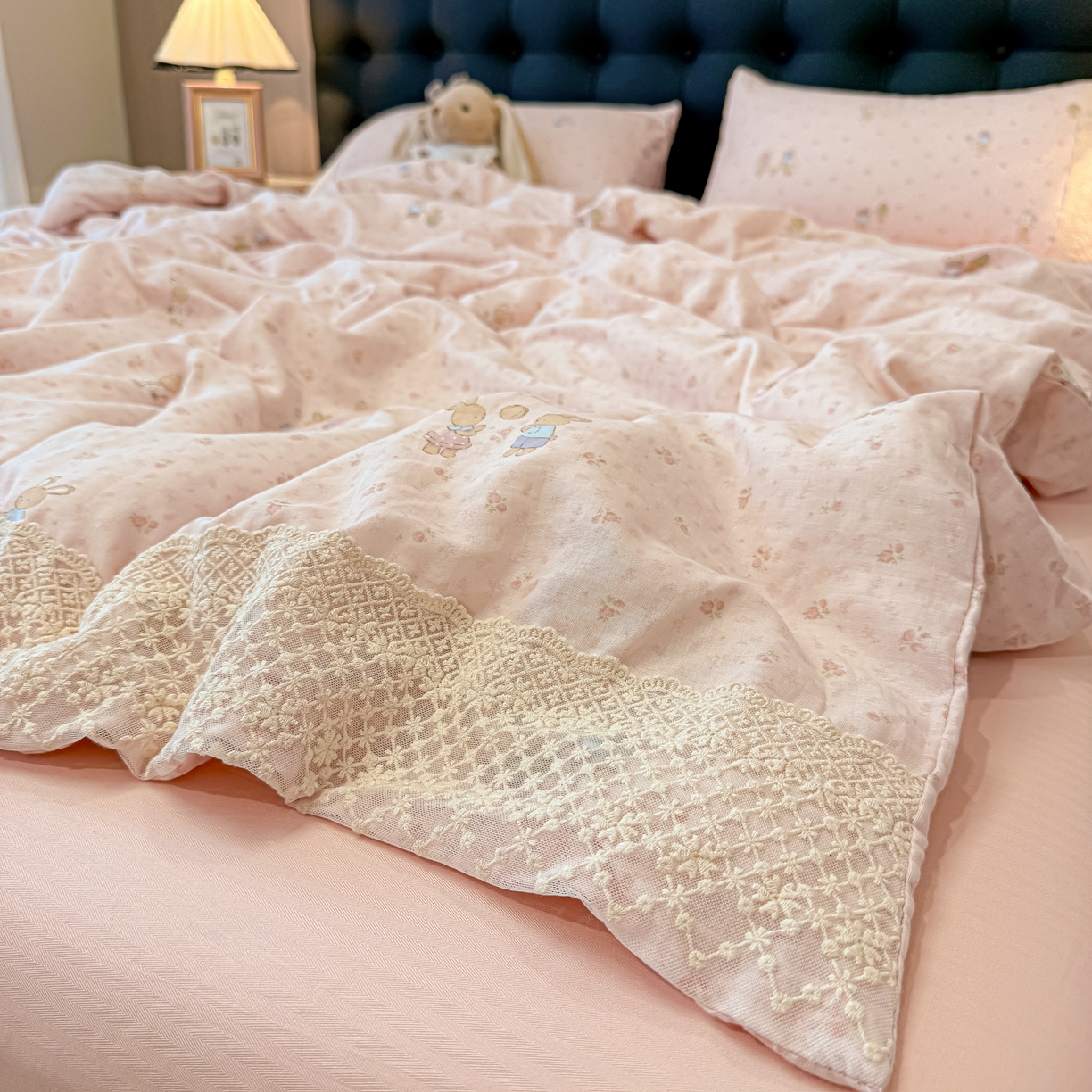 91家纺网 家纺一手货源 找家纺 盼季家纺 2026新款水洗棉印花法式高定小碎花蕾丝花边四件套 法式高定花边-花兔