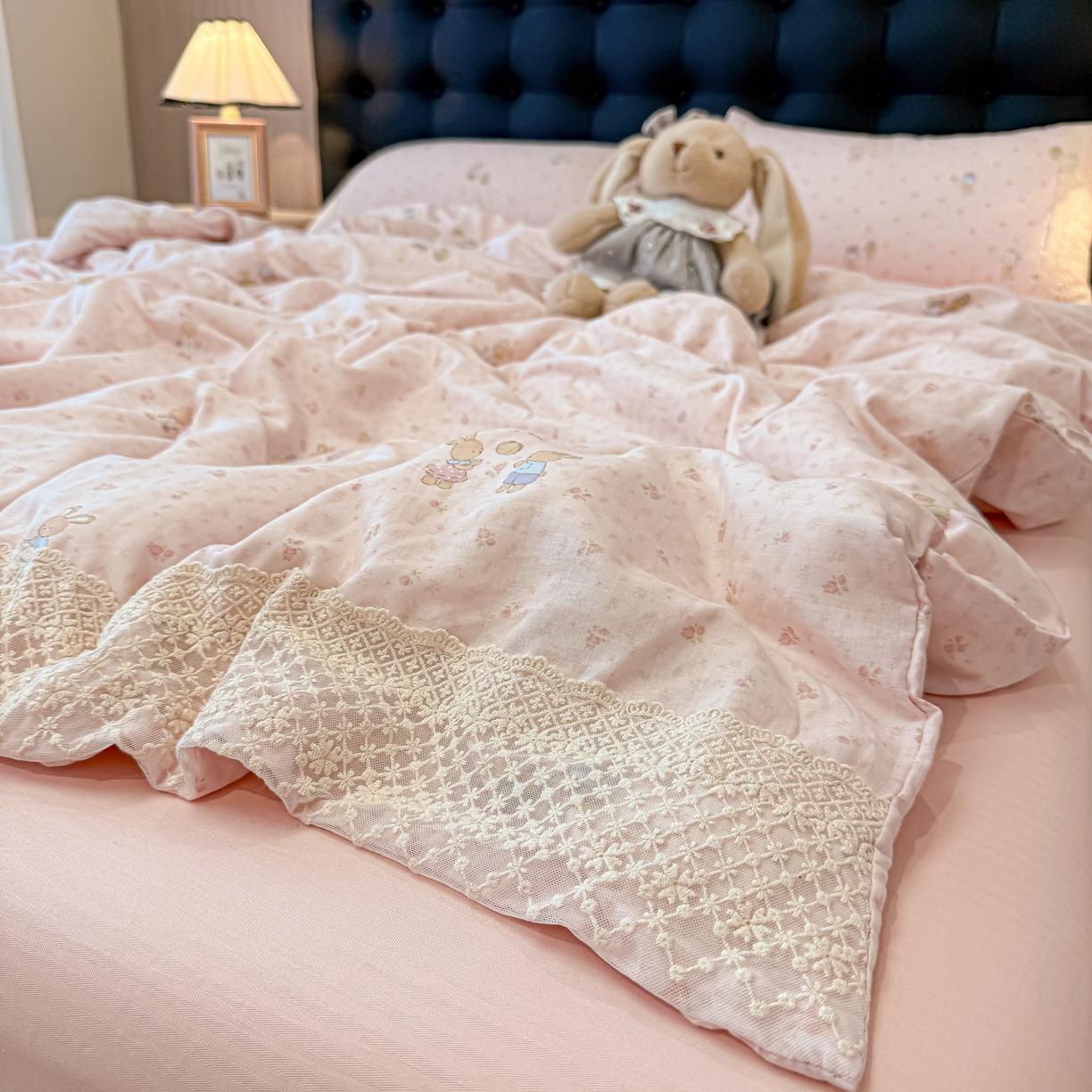 91家纺网 家纺一手货源 找家纺 盼季家纺 2026新款水洗棉印花法式高定小碎花蕾丝花边四件套 法式高定花边-花兔