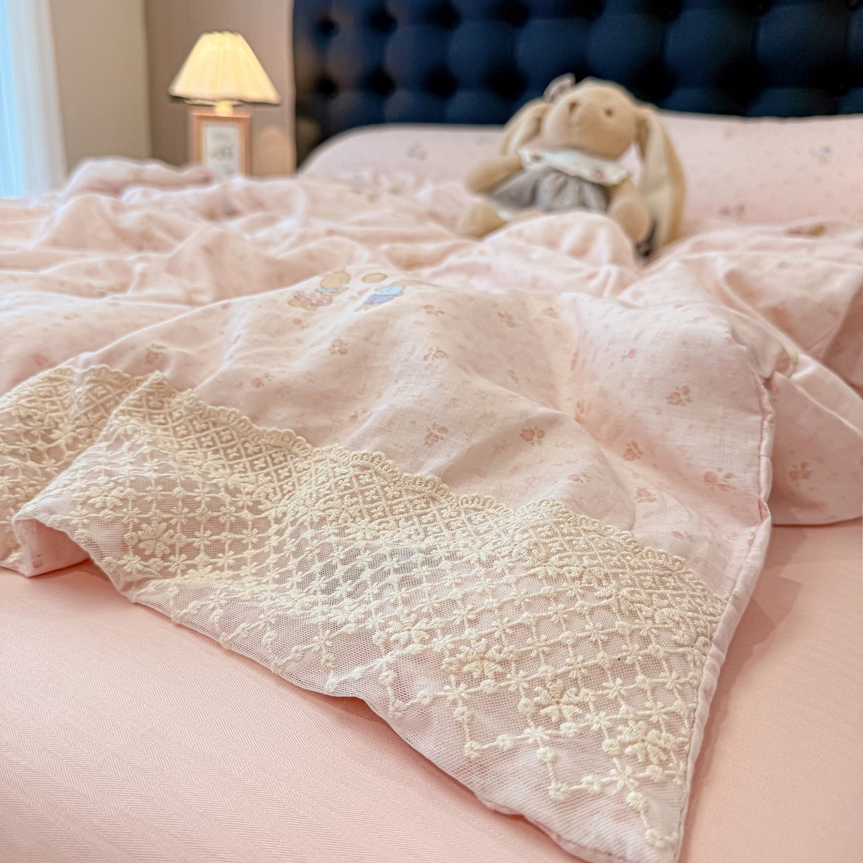 91家纺网 家纺一手货源 找家纺 盼季家纺 2026新款水洗棉印花法式高定小碎花蕾丝花边四件套 法式高定花边-花兔