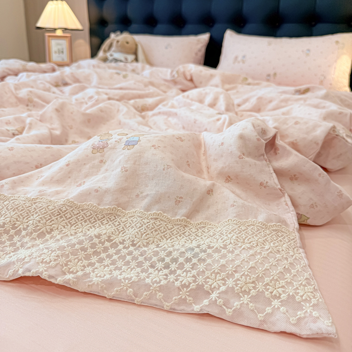 91家纺网 家纺一手货源 找家纺 盼季家纺 2026新款水洗棉印花法式高定小碎花蕾丝花边四件套 法式高定花边-花兔