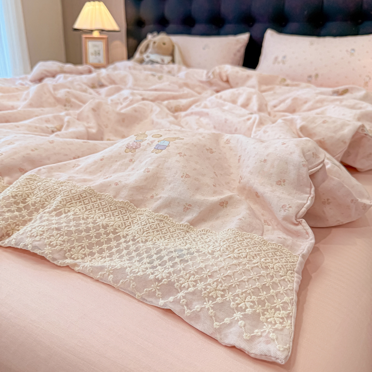 91家纺网 家纺一手货源 找家纺 盼季家纺 2026新款水洗棉印花法式高定小碎花蕾丝花边四件套 法式高定花边-花兔