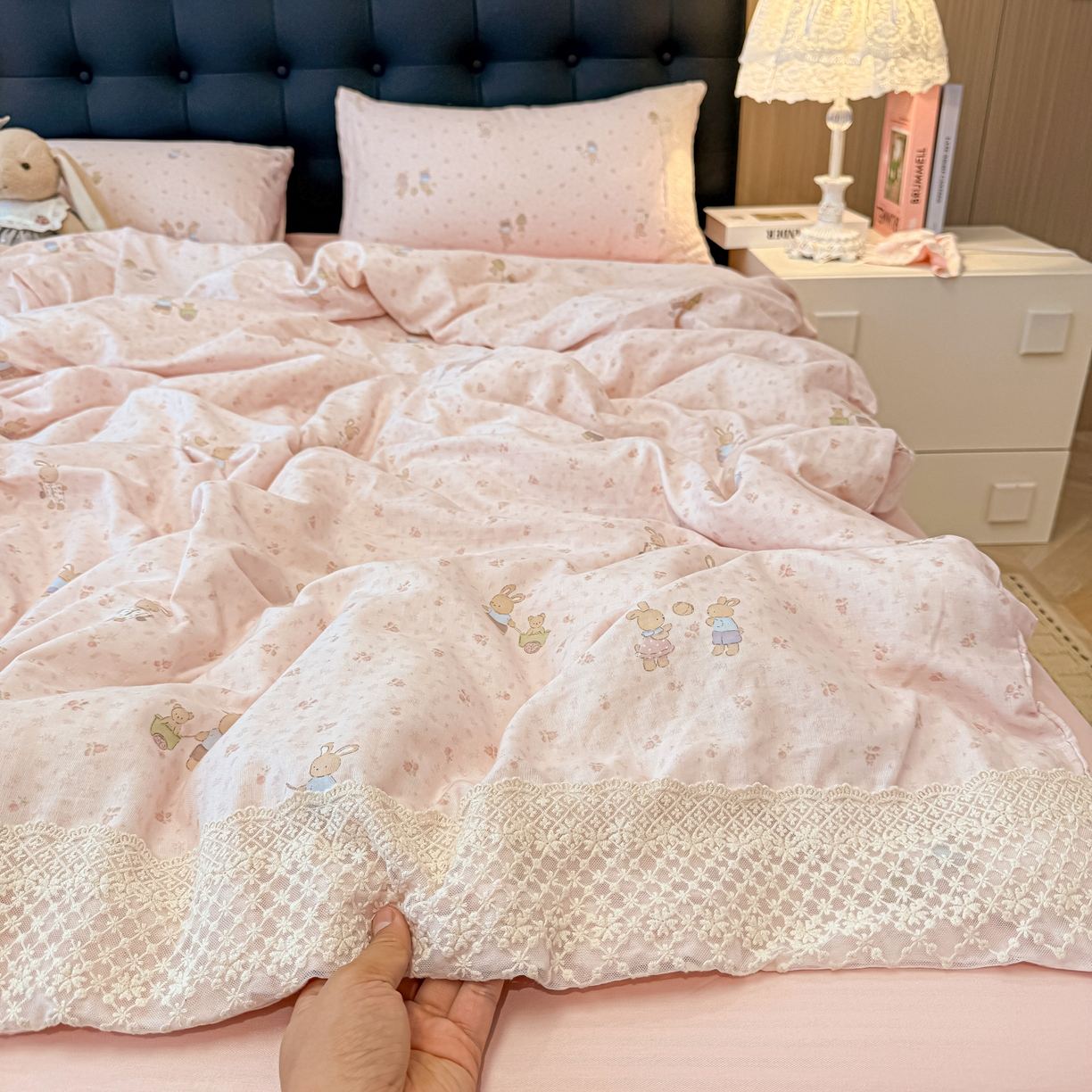 91家纺网 家纺一手货源 找家纺 盼季家纺 2026新款水洗棉印花法式高定小碎花蕾丝花边四件套 法式高定花边-花兔