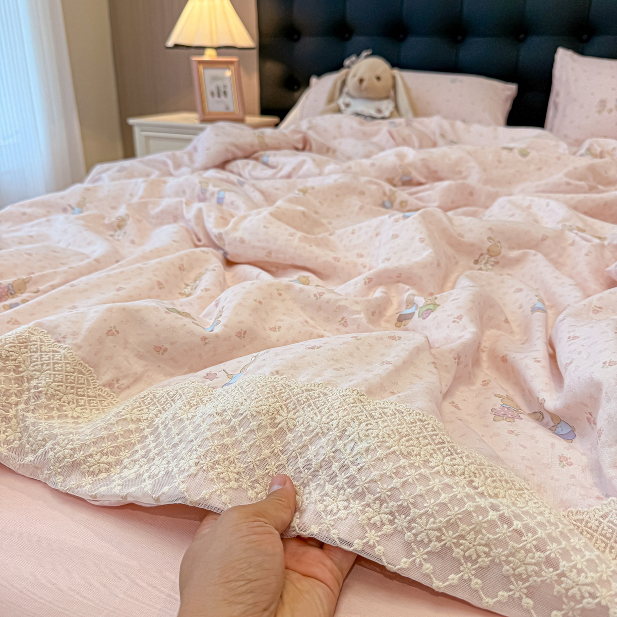 91家纺网 家纺一手货源 找家纺 盼季家纺 2026新款水洗棉印花法式高定小碎花蕾丝花边四件套 法式高定花边-花兔