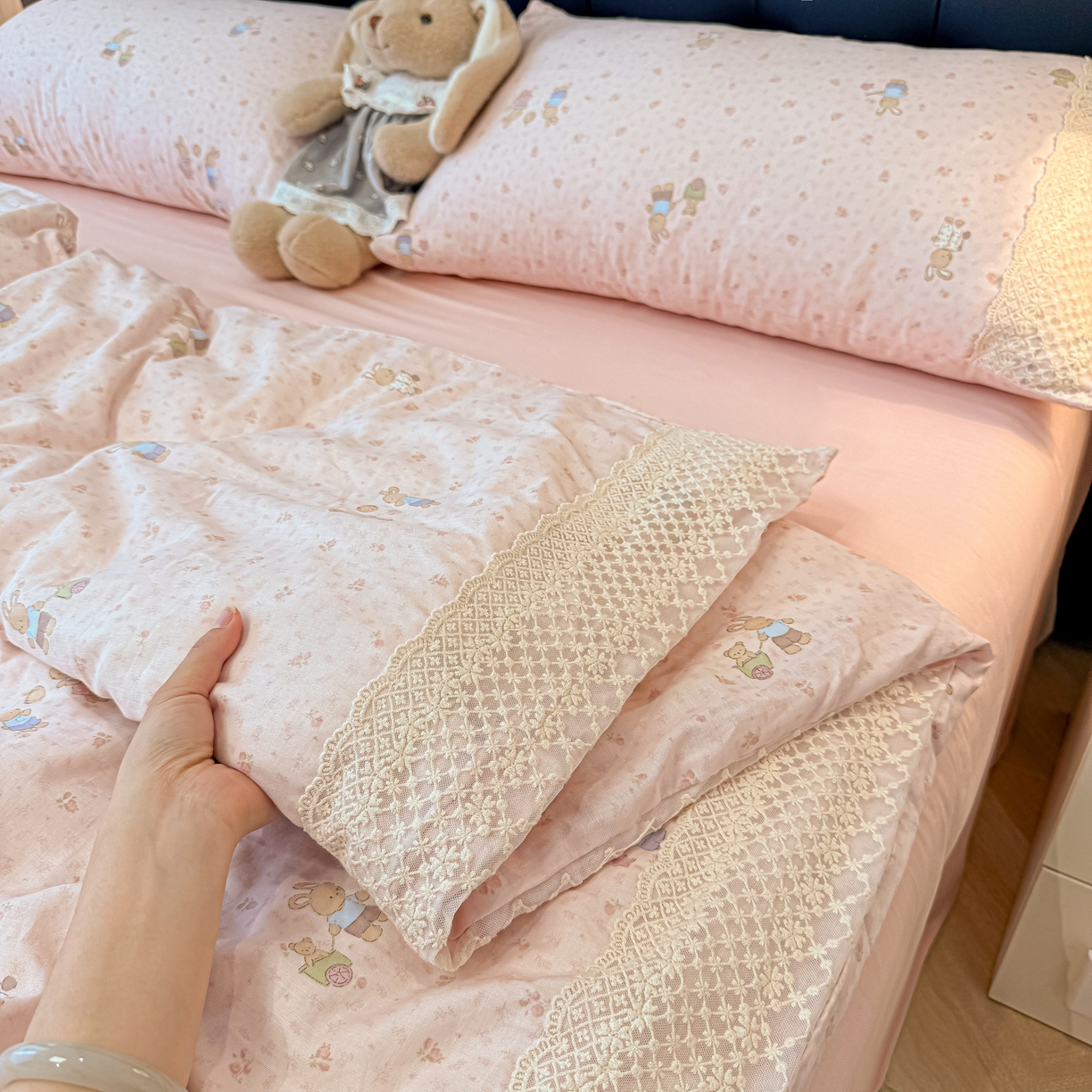 91家纺网 家纺一手货源 找家纺 盼季家纺 2026新款水洗棉印花法式高定小碎花蕾丝花边四件套 法式高定花边-花兔