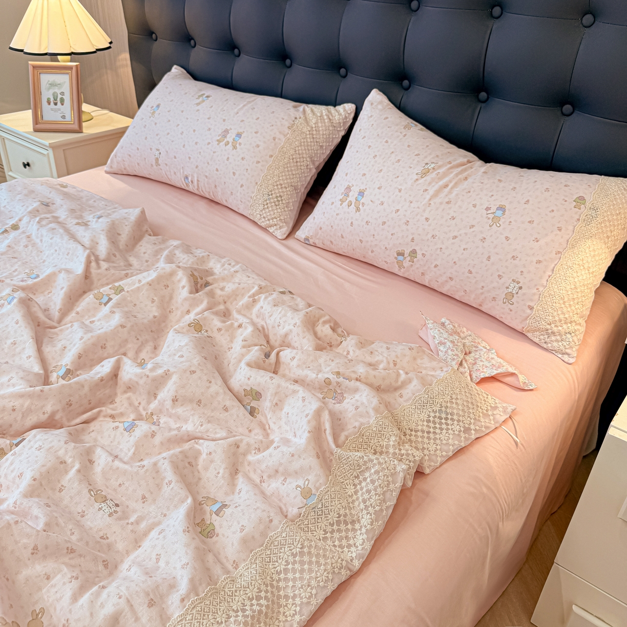 91家纺网 家纺一手货源 找家纺 盼季家纺 2026新款水洗棉印花法式高定小碎花蕾丝花边四件套 法式高定花边-花兔