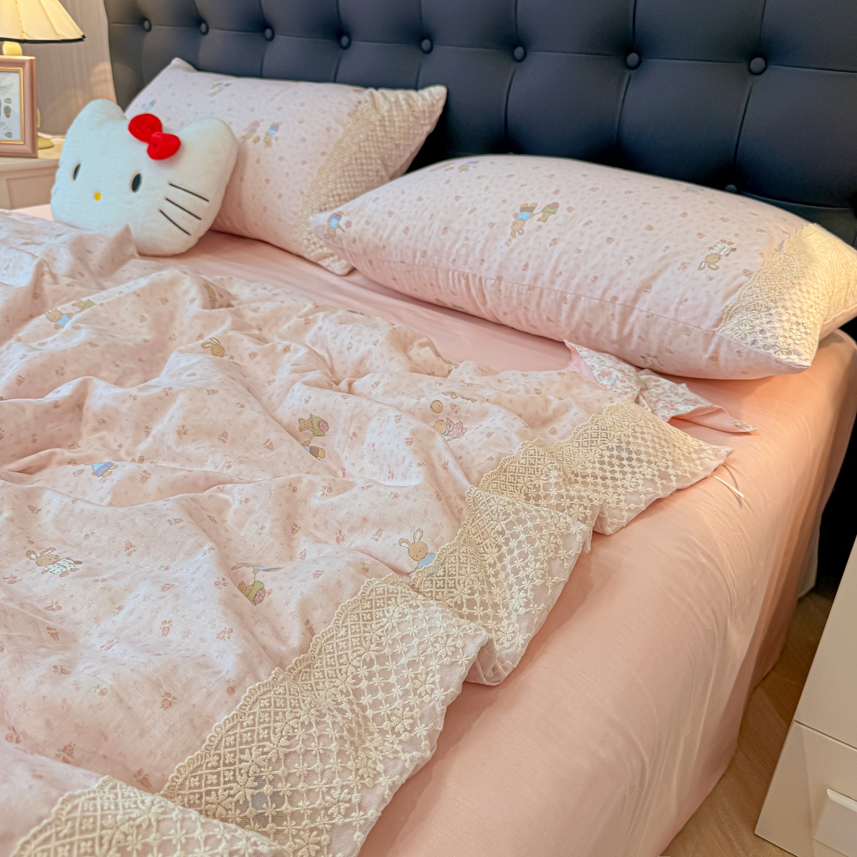 91家纺网 家纺一手货源 找家纺 盼季家纺 2026新款水洗棉印花法式高定小碎花蕾丝花边四件套 法式高定花边-花兔