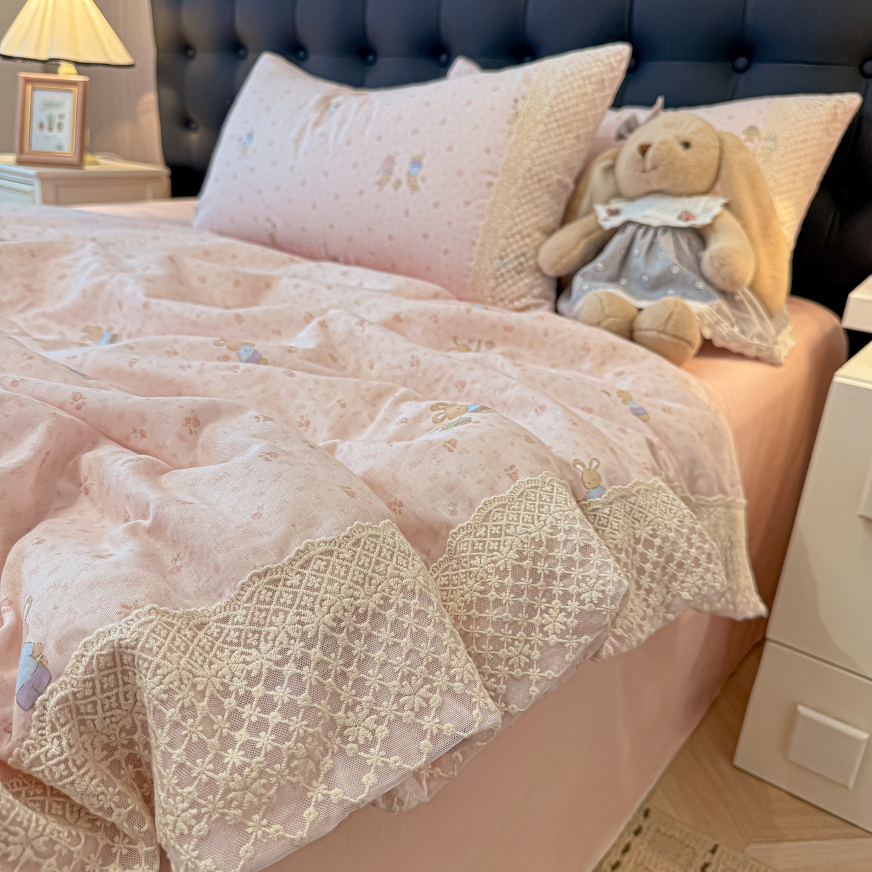 91家纺网 家纺一手货源 找家纺 盼季家纺 2026新款水洗棉印花法式高定小碎花蕾丝花边四件套 法式高定花边-花兔