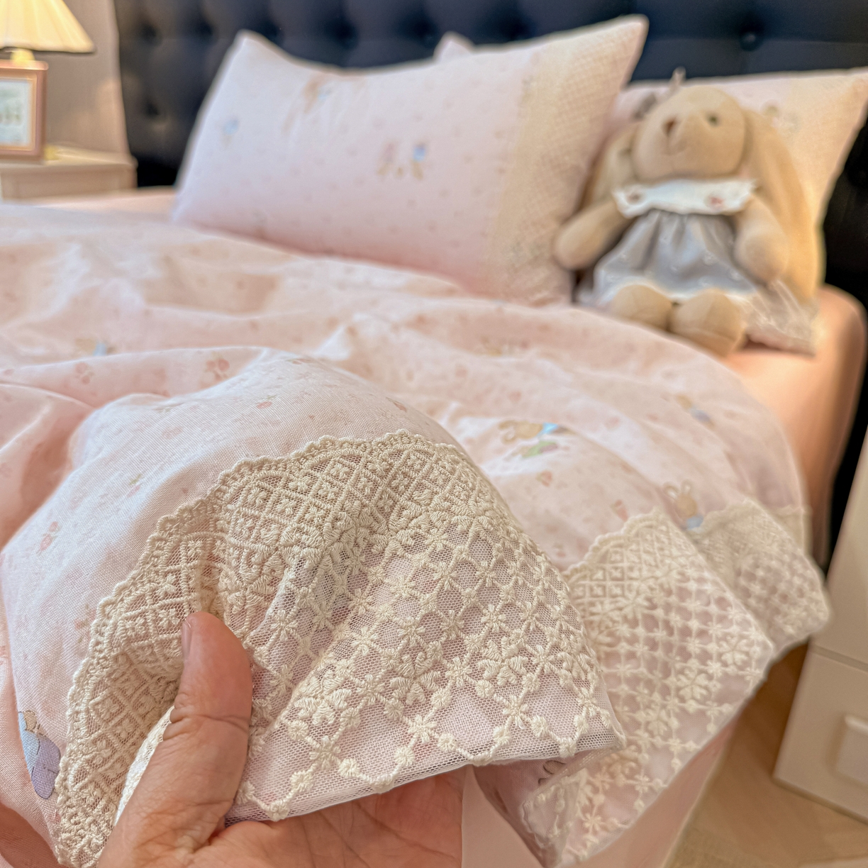 91家纺网 家纺一手货源 找家纺 盼季家纺 2026新款水洗棉印花法式高定小碎花蕾丝花边四件套 法式高定花边-花兔