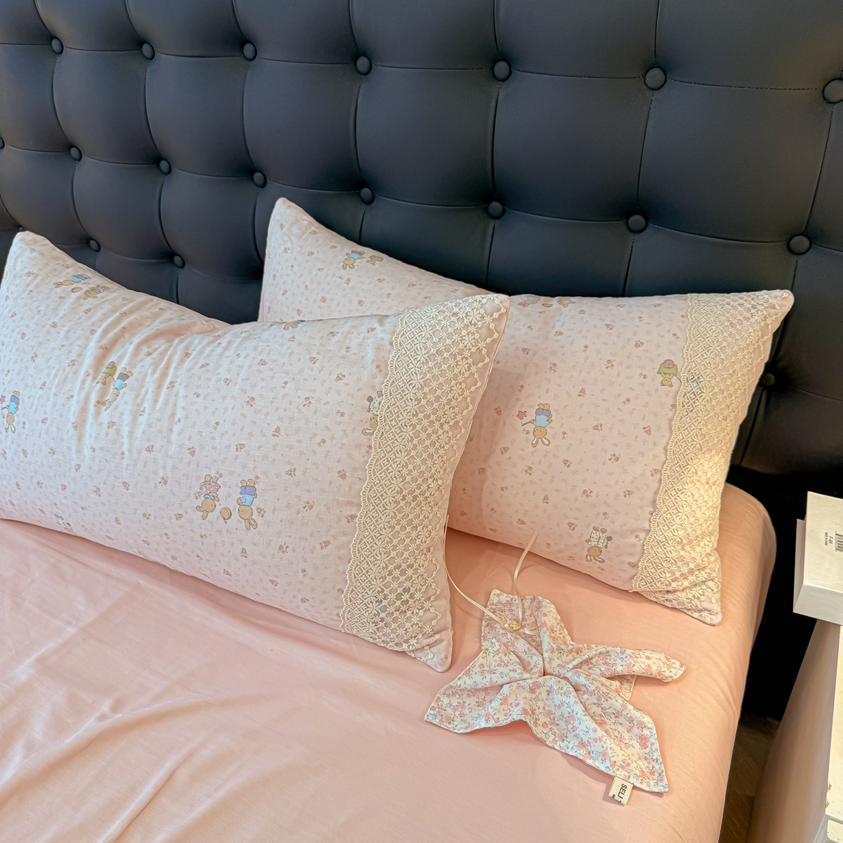 91家纺网 家纺一手货源 找家纺 盼季家纺 2026新款水洗棉印花法式高定小碎花蕾丝花边四件套 法式高定花边-花兔