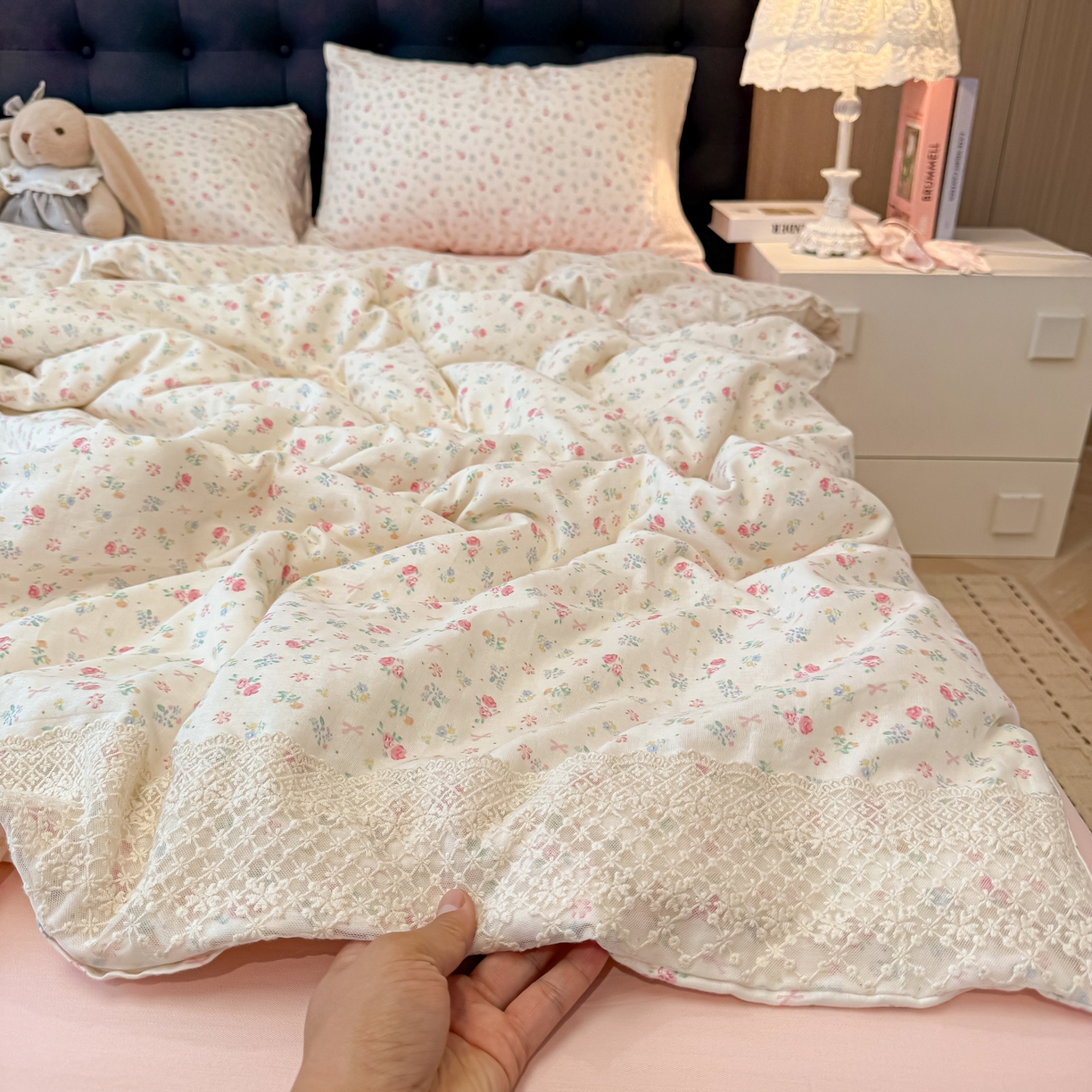 91家纺网 家纺一手货源 找家纺 盼季家纺 2026新款水洗棉印花法式高定小碎花蕾丝花边四件套 法式高定花边-花颜