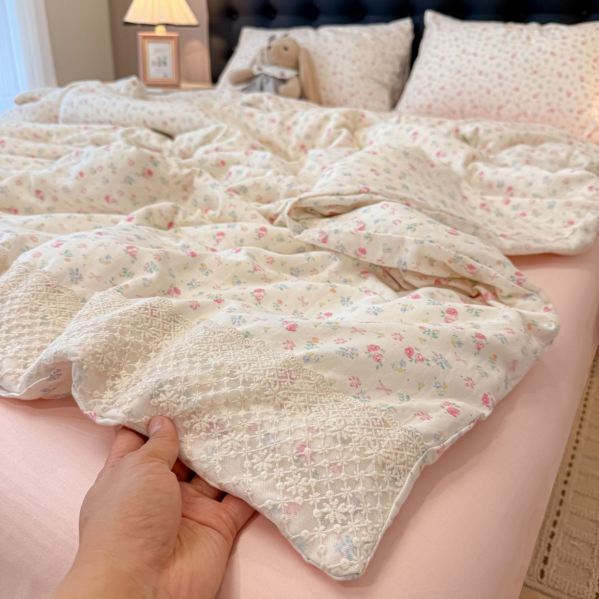 91家纺网 家纺一手货源 找家纺 盼季家纺 2026新款水洗棉印花法式高定小碎花蕾丝花边四件套 法式高定花边-花颜