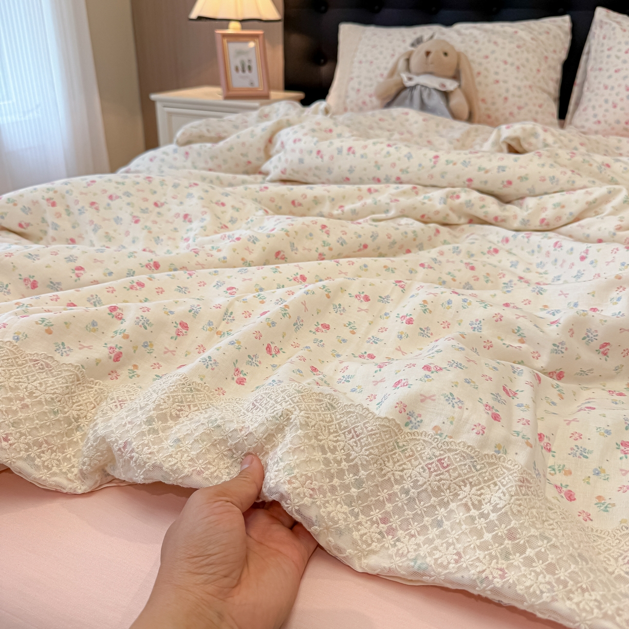 91家纺网 家纺一手货源 找家纺 盼季家纺 2026新款水洗棉印花法式高定小碎花蕾丝花边四件套 法式高定花边-花颜