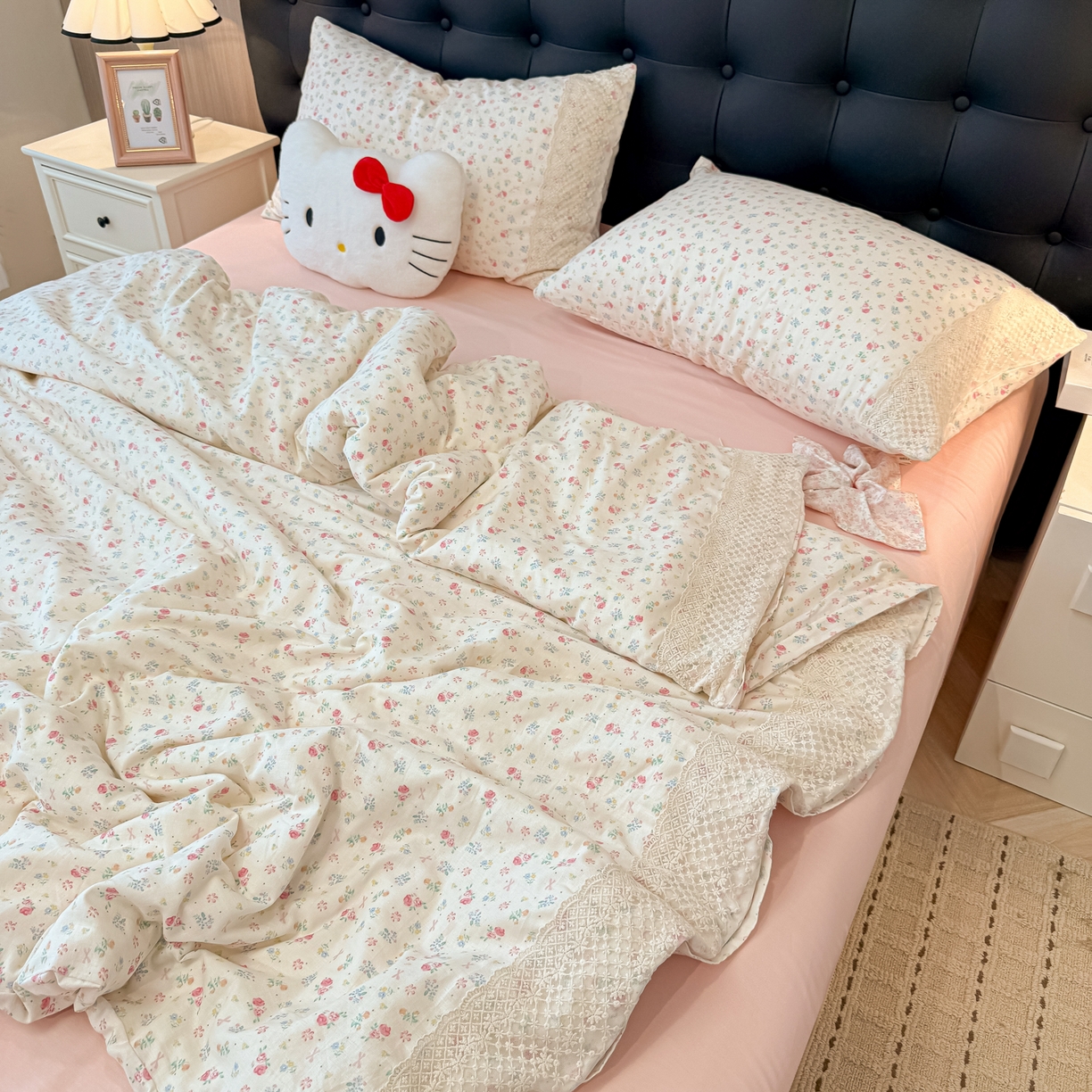 91家纺网 家纺一手货源 找家纺 盼季家纺 2026新款水洗棉印花法式高定小碎花蕾丝花边四件套 法式高定花边-花颜