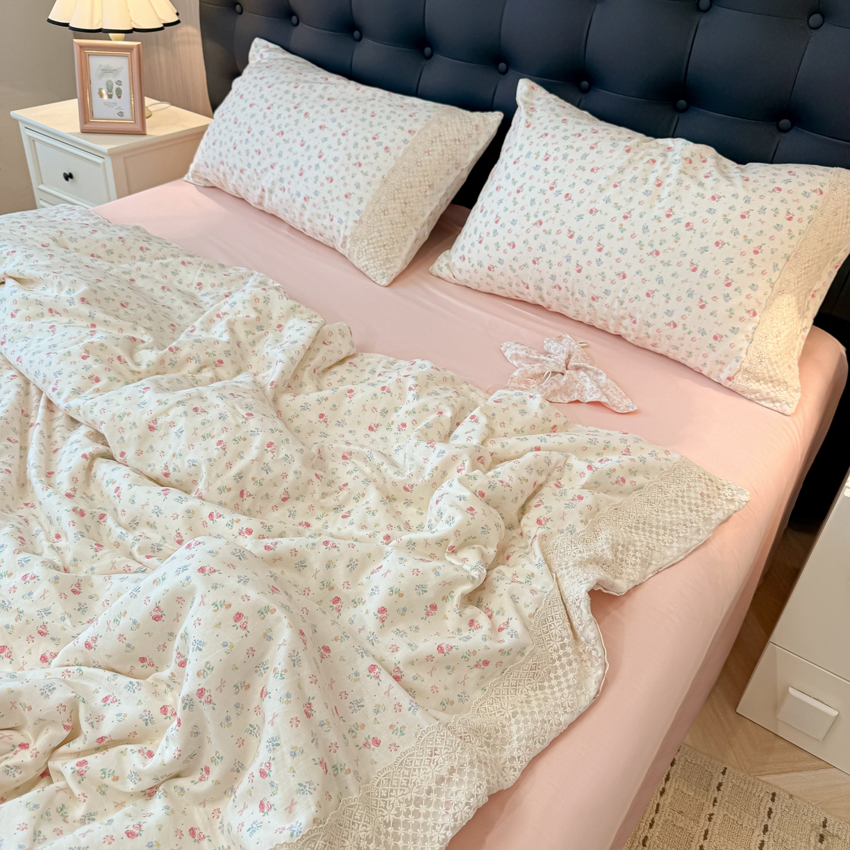 91家纺网 家纺一手货源 找家纺 盼季家纺 2026新款水洗棉印花法式高定小碎花蕾丝花边四件套 法式高定花边-花颜