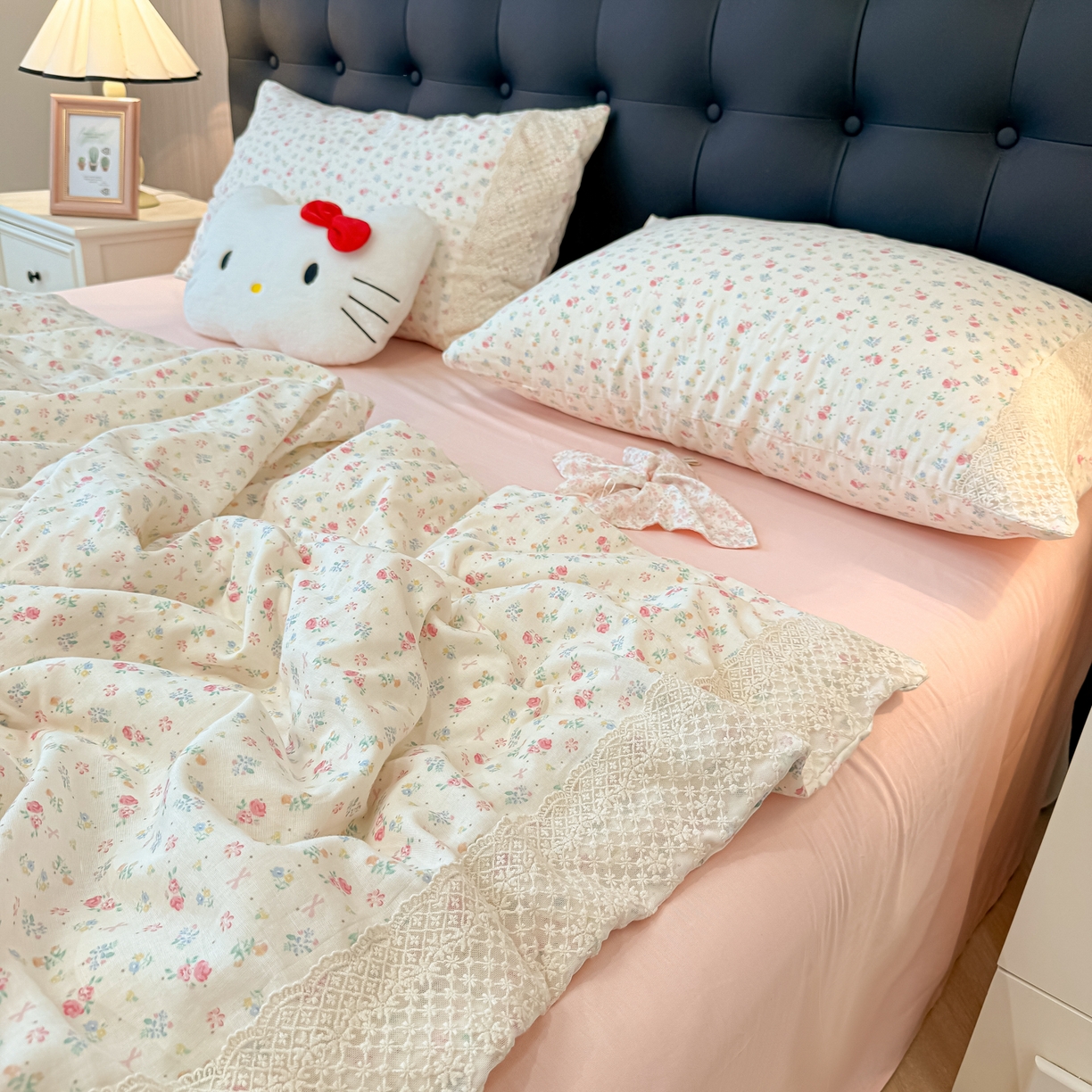 91家纺网 家纺一手货源 找家纺 盼季家纺 2026新款水洗棉印花法式高定小碎花蕾丝花边四件套 法式高定花边-花颜