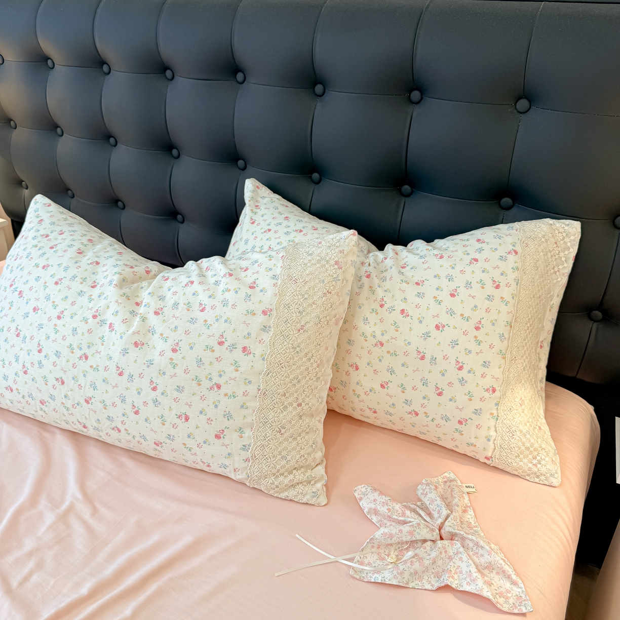 91家纺网 家纺一手货源 找家纺 盼季家纺 2026新款水洗棉印花法式高定小碎花蕾丝花边四件套 法式高定花边-花颜