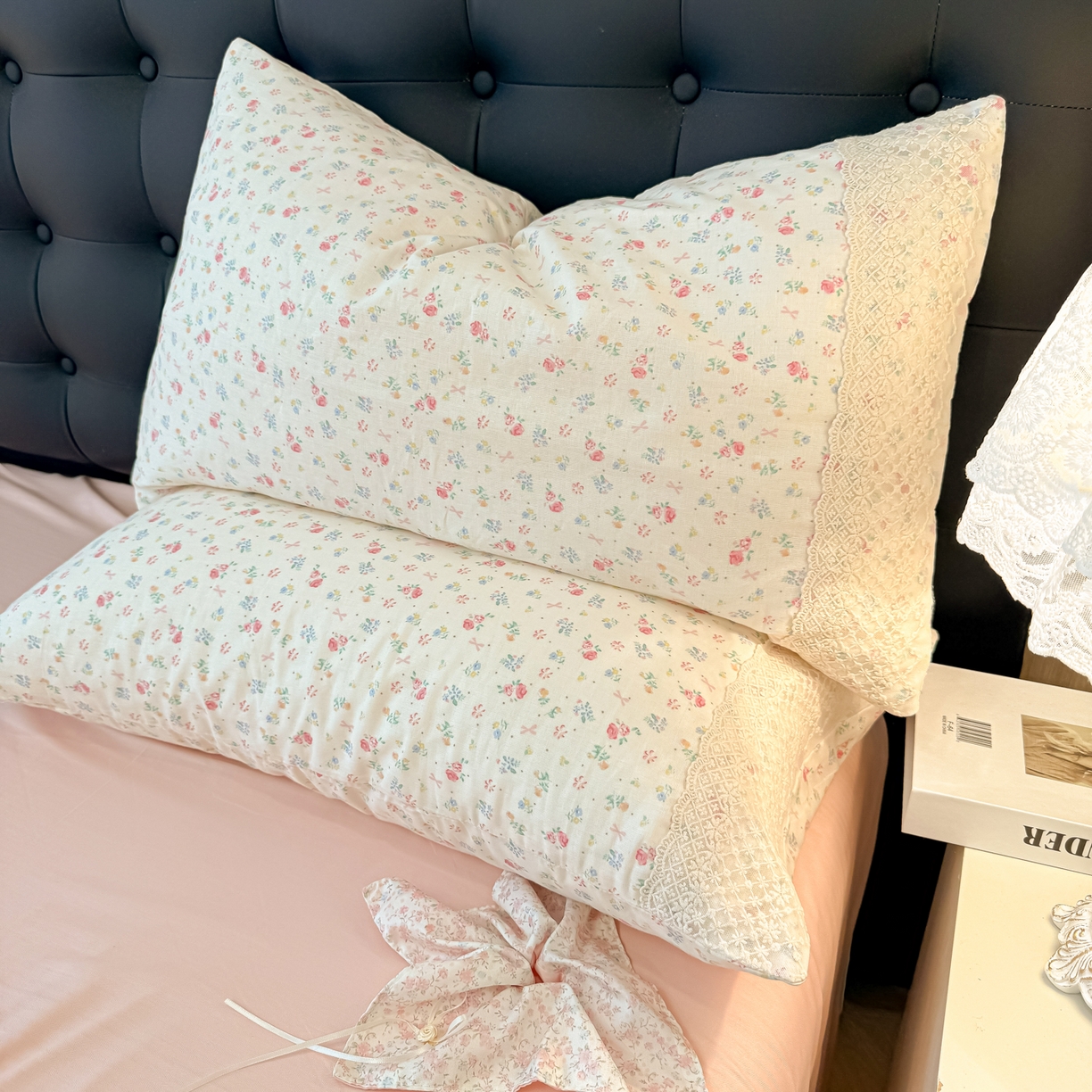 91家纺网 家纺一手货源 找家纺 盼季家纺 2026新款水洗棉印花法式高定小碎花蕾丝花边四件套 法式高定花边-花颜