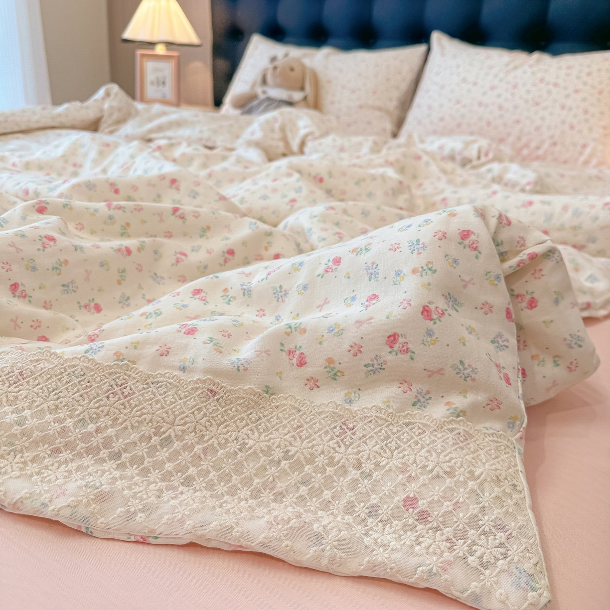 91家纺网 家纺一手货源 找家纺 盼季家纺 2026新款水洗棉印花法式高定小碎花蕾丝花边四件套 法式高定花边-花颜