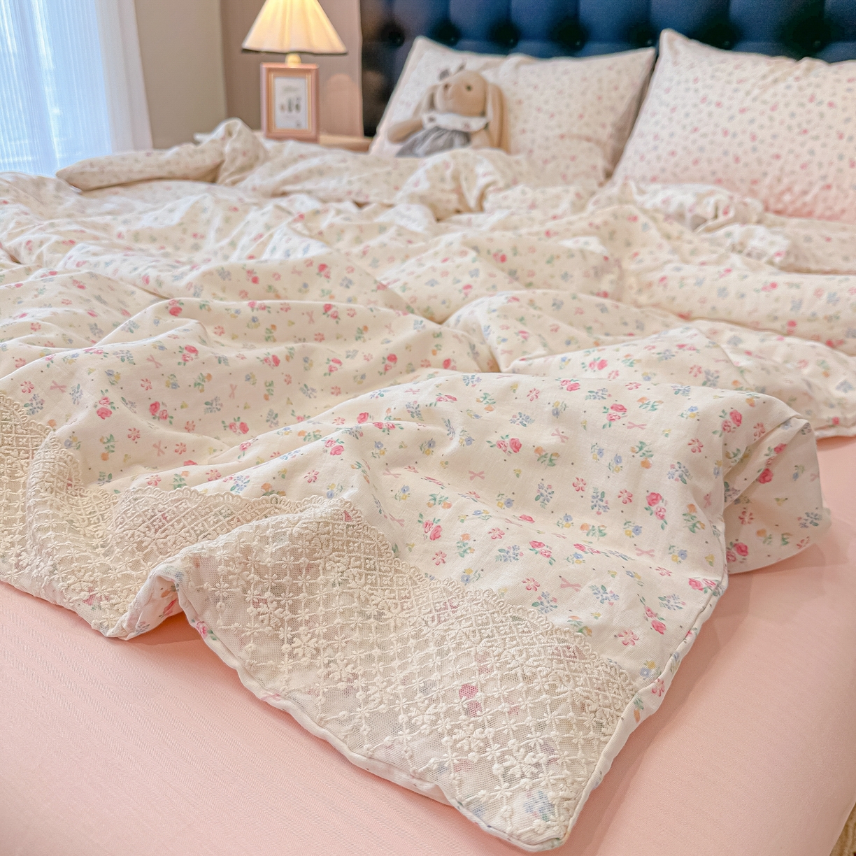 91家纺网 家纺一手货源 找家纺 盼季家纺 2026新款水洗棉印花法式高定小碎花蕾丝花边四件套 法式高定花边-花颜