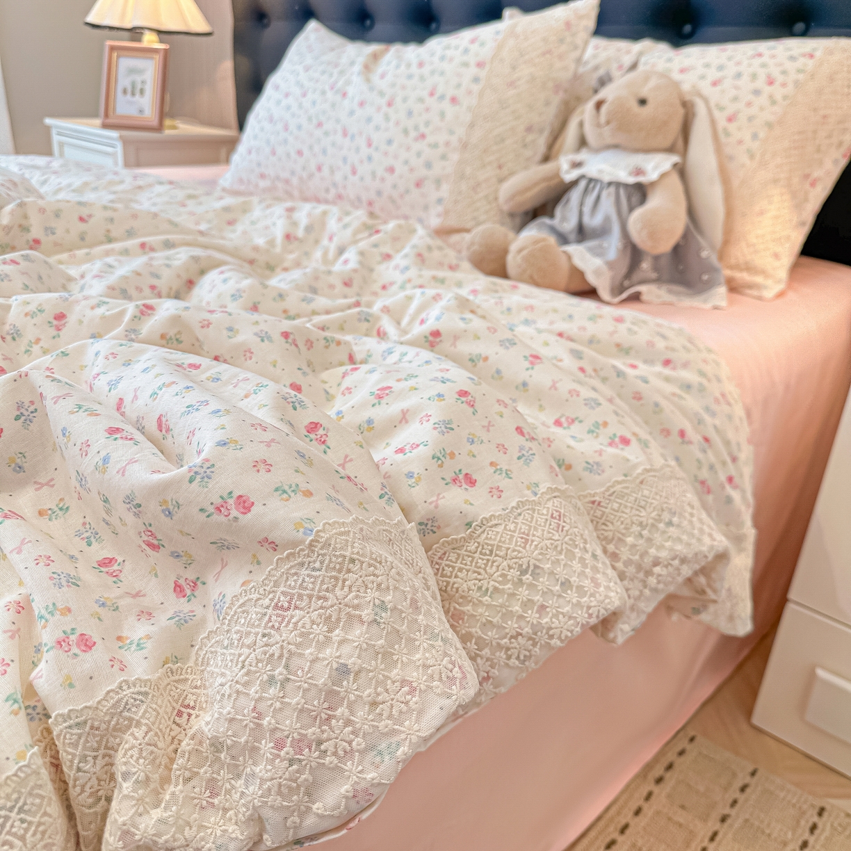 91家纺网 家纺一手货源 找家纺 盼季家纺 2026新款水洗棉印花法式高定小碎花蕾丝花边四件套 法式高定花边-花颜