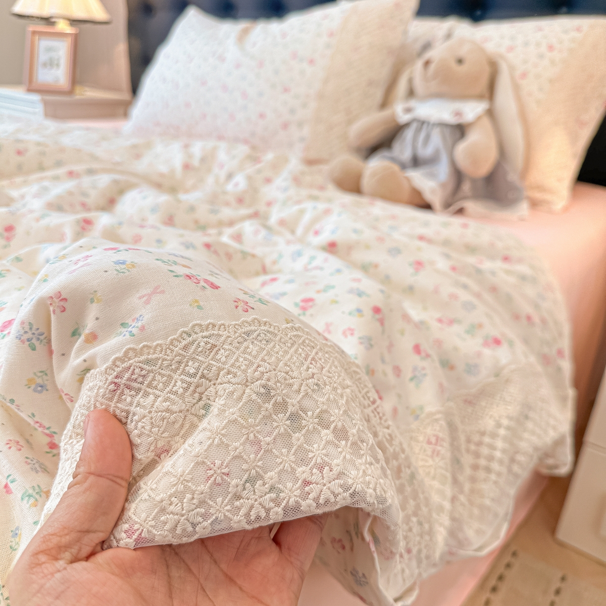 91家纺网 家纺一手货源 找家纺 盼季家纺 2026新款水洗棉印花法式高定小碎花蕾丝花边四件套 法式高定花边-花颜