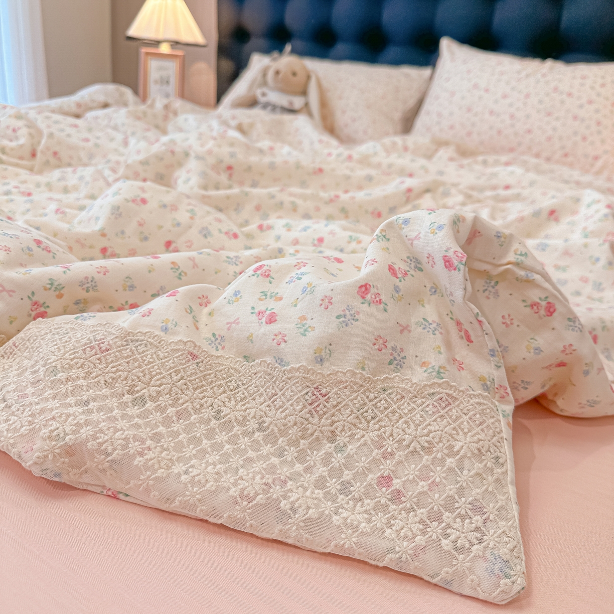 91家纺网 家纺一手货源 找家纺 盼季家纺 2026新款水洗棉印花法式高定小碎花蕾丝花边四件套 法式高定花边-花颜