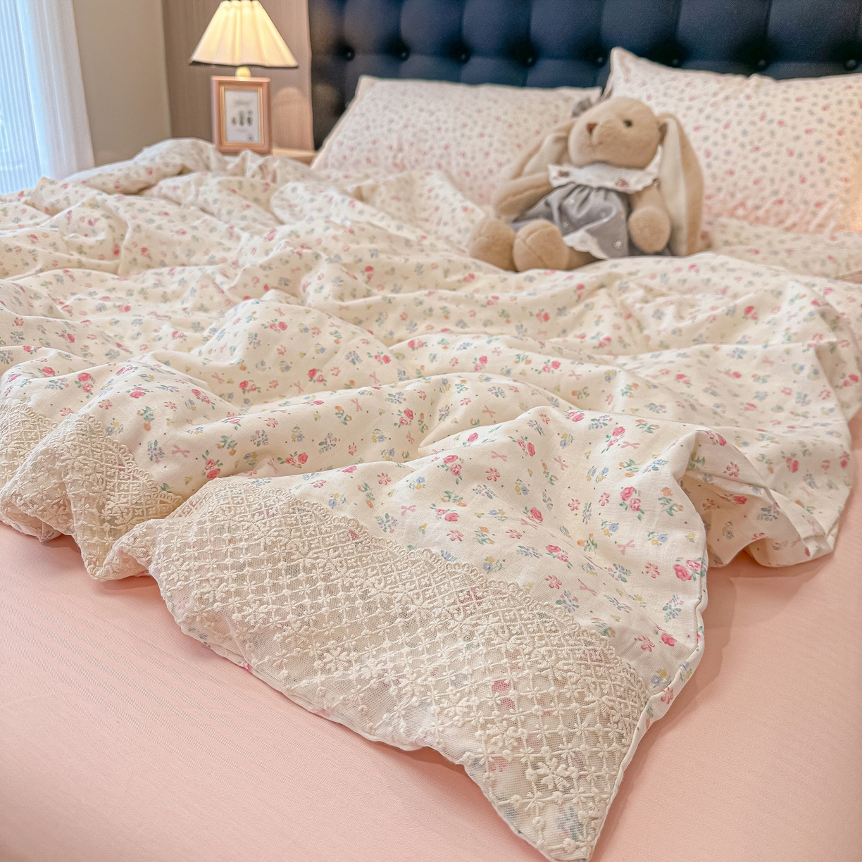 91家纺网 家纺一手货源 找家纺 盼季家纺 2026新款水洗棉印花法式高定小碎花蕾丝花边四件套 法式高定花边-花颜