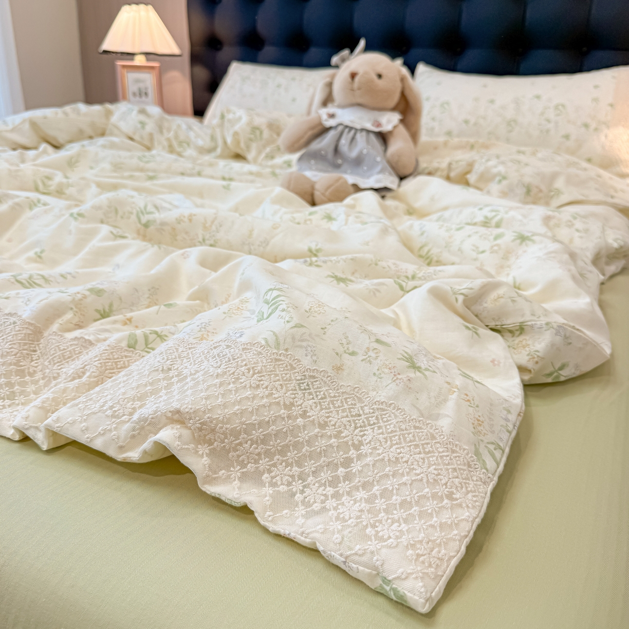 91家纺网 家纺一手货源 找家纺 盼季家纺 2026新款水洗棉印花法式高定小碎花蕾丝花边四件套 法式高定花边-清夏