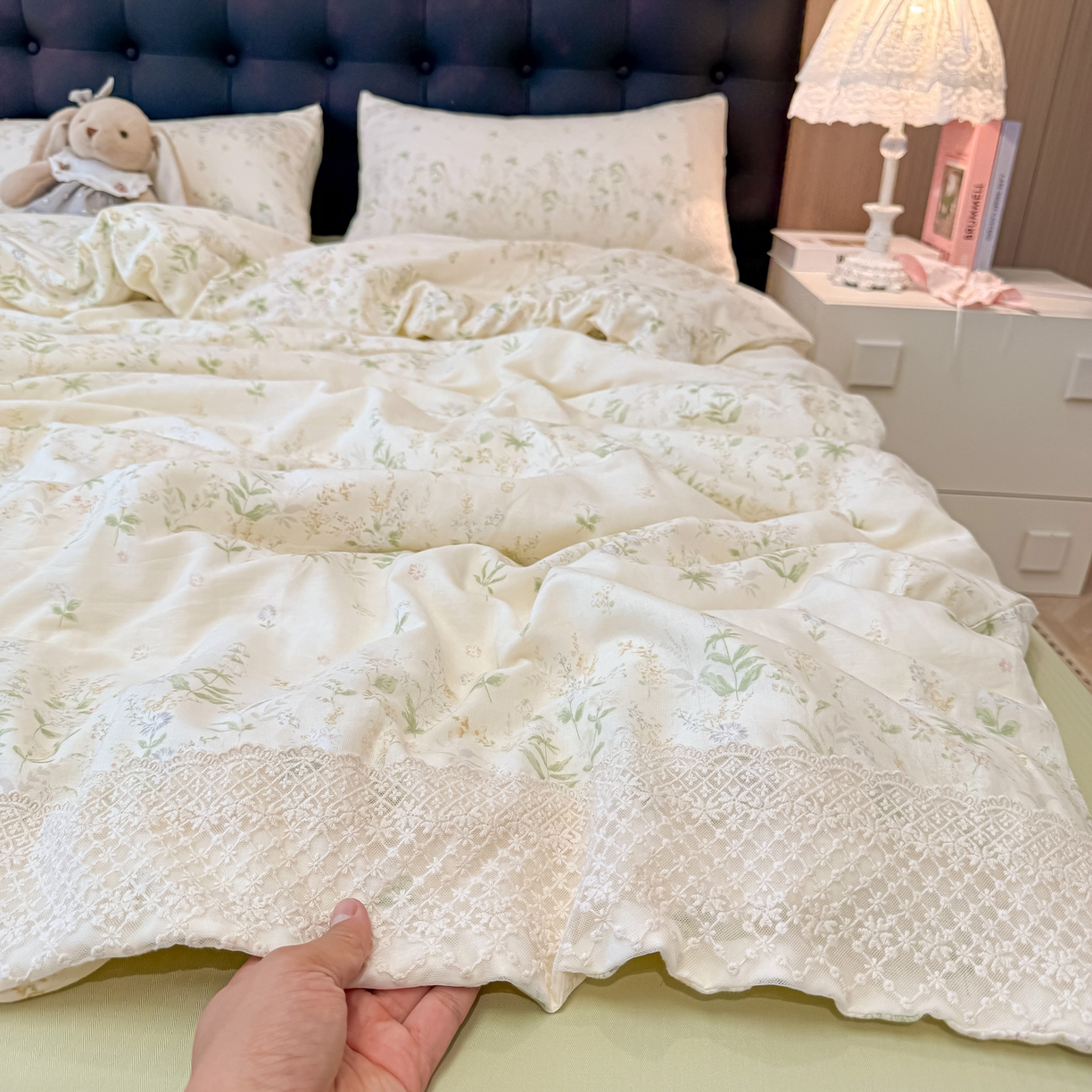 91家纺网 家纺一手货源 找家纺 盼季家纺 2026新款水洗棉印花法式高定小碎花蕾丝花边四件套 法式高定花边-清夏