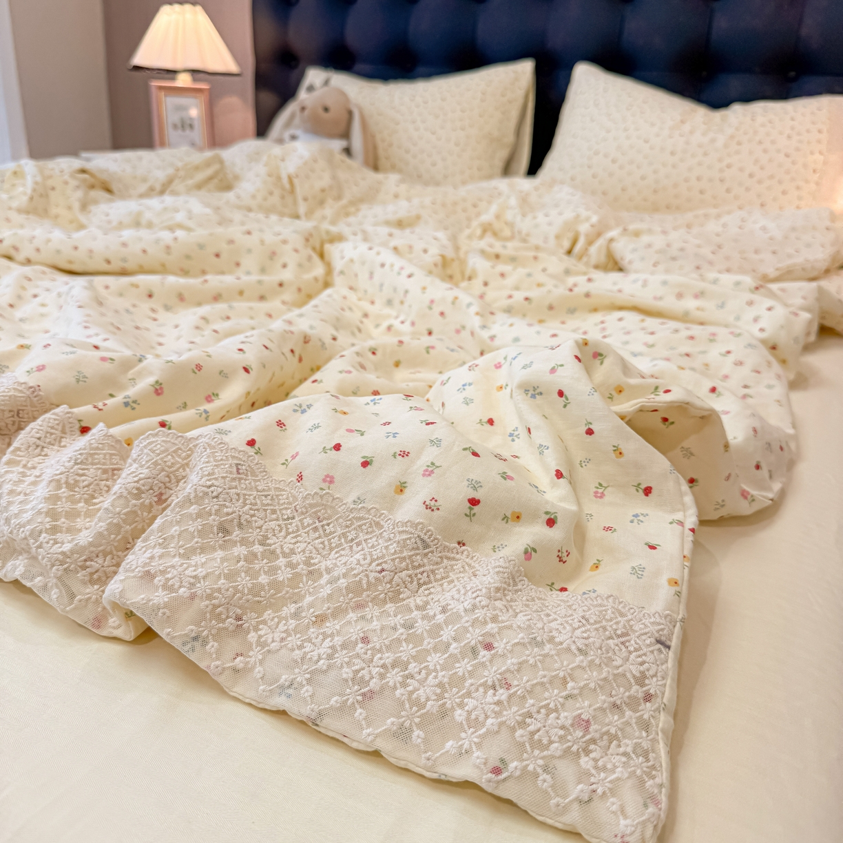 91家纺网 家纺一手货源 找家纺 盼季家纺 2026新款水洗棉印花法式高定小碎花蕾丝花边四件套 法式高定花边-颜昔