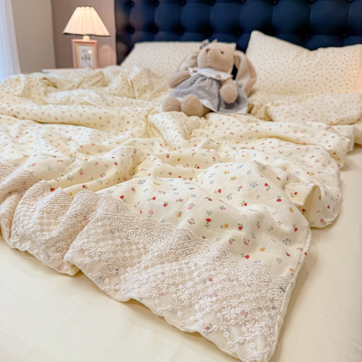 91家纺网 家纺一手货源 找家纺 盼季家纺 2026新款水洗棉印花法式高定小碎花蕾丝花边四件套 法式高定花边-颜昔