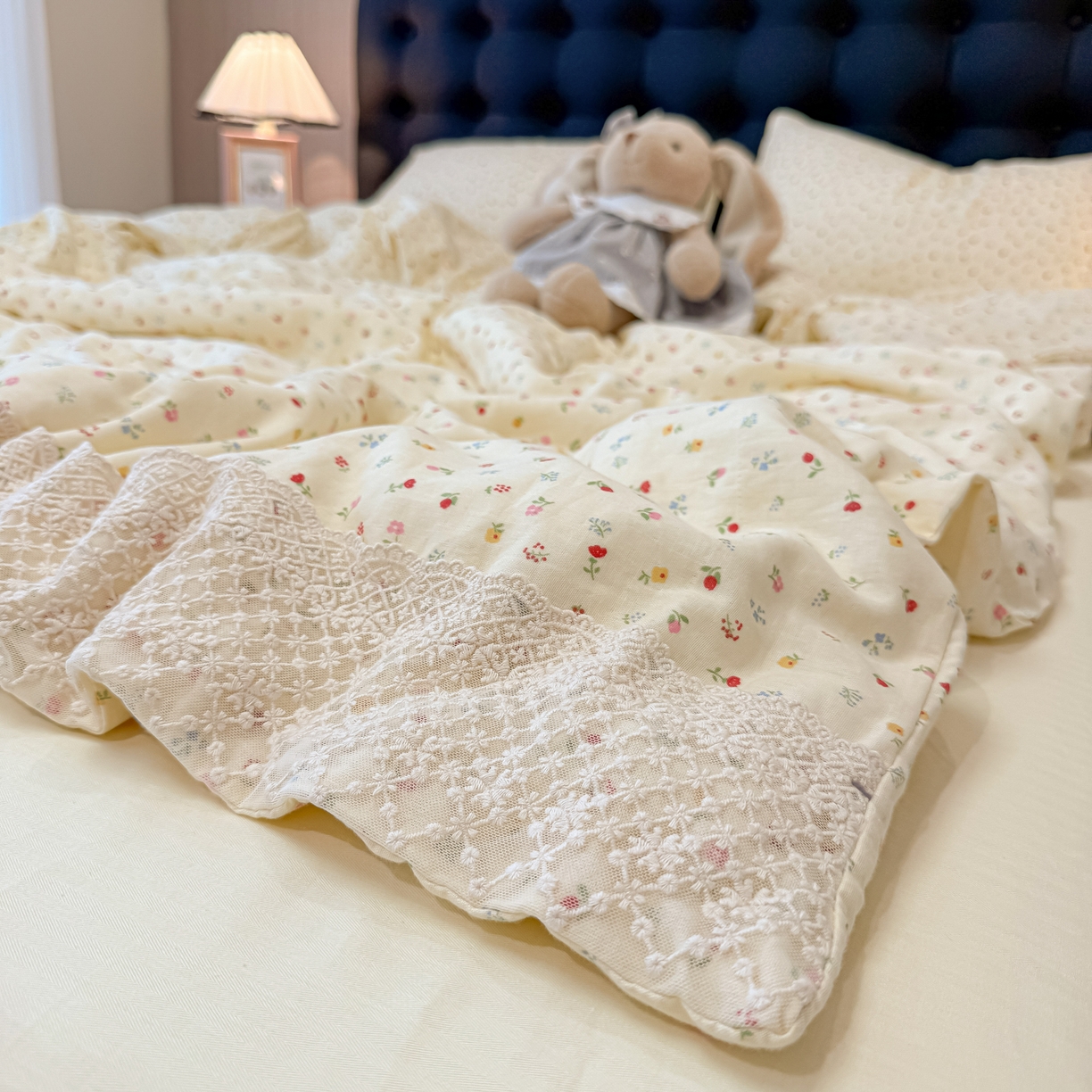 91家纺网 家纺一手货源 找家纺 盼季家纺 2026新款水洗棉印花法式高定小碎花蕾丝花边四件套 法式高定花边-颜昔