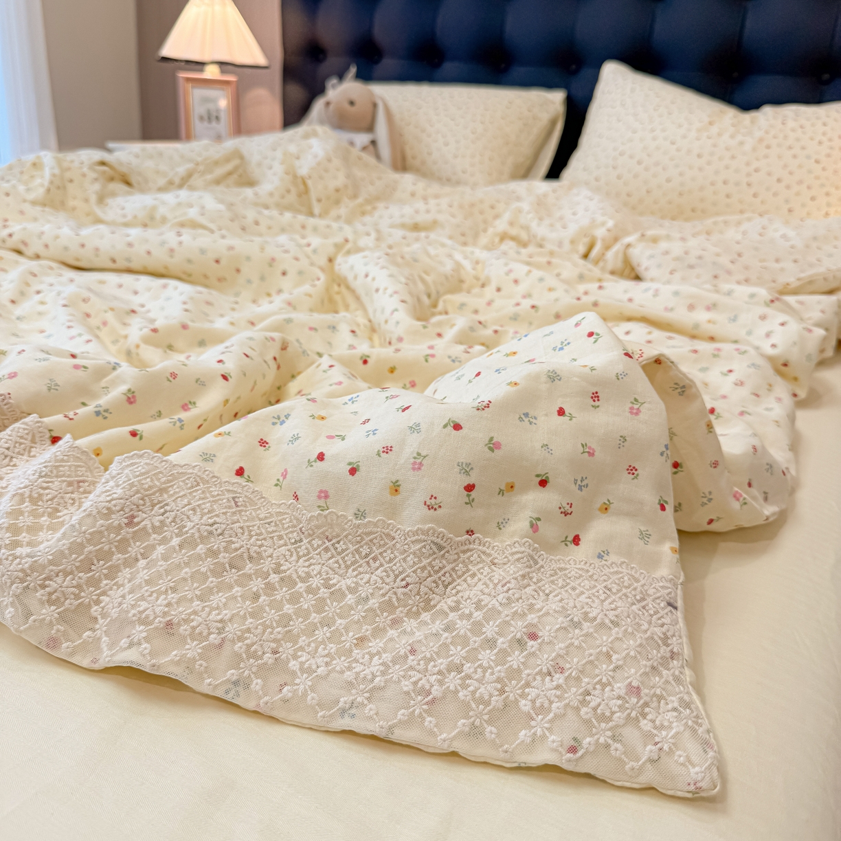 91家纺网 家纺一手货源 找家纺 盼季家纺 2026新款水洗棉印花法式高定小碎花蕾丝花边四件套 法式高定花边-颜昔