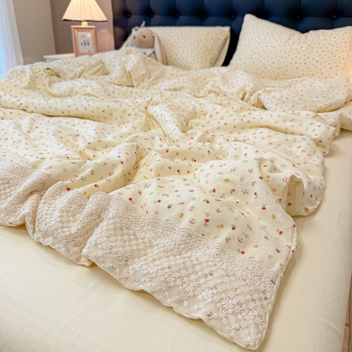 91家纺网 家纺一手货源 找家纺 盼季家纺 2026新款水洗棉印花法式高定小碎花蕾丝花边四件套 法式高定花边-颜昔