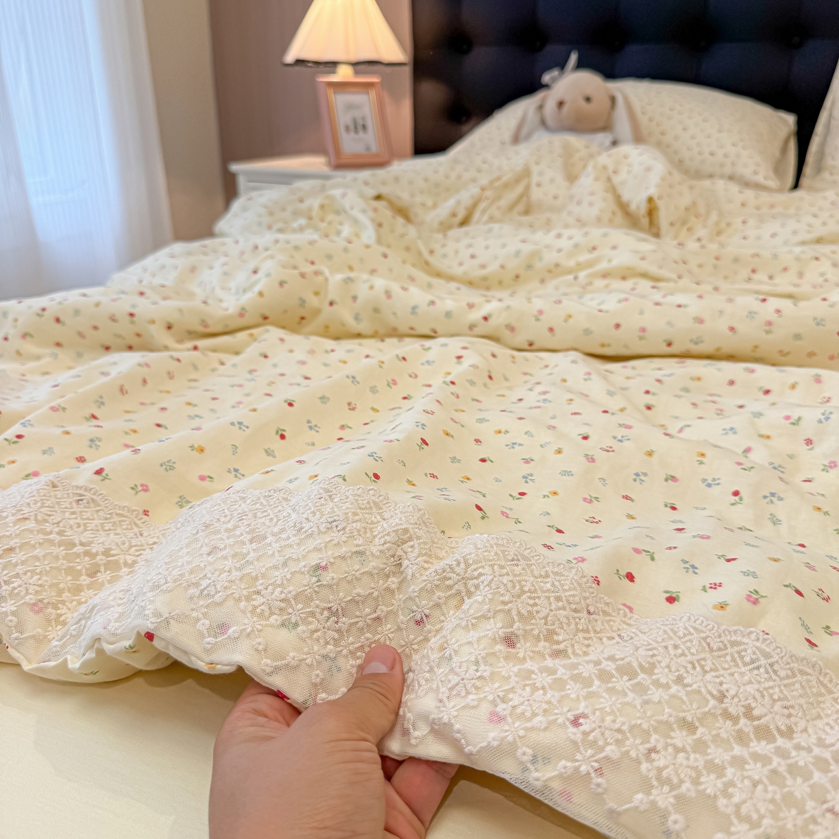 91家纺网 家纺一手货源 找家纺 盼季家纺 2026新款水洗棉印花法式高定小碎花蕾丝花边四件套 法式高定花边-颜昔