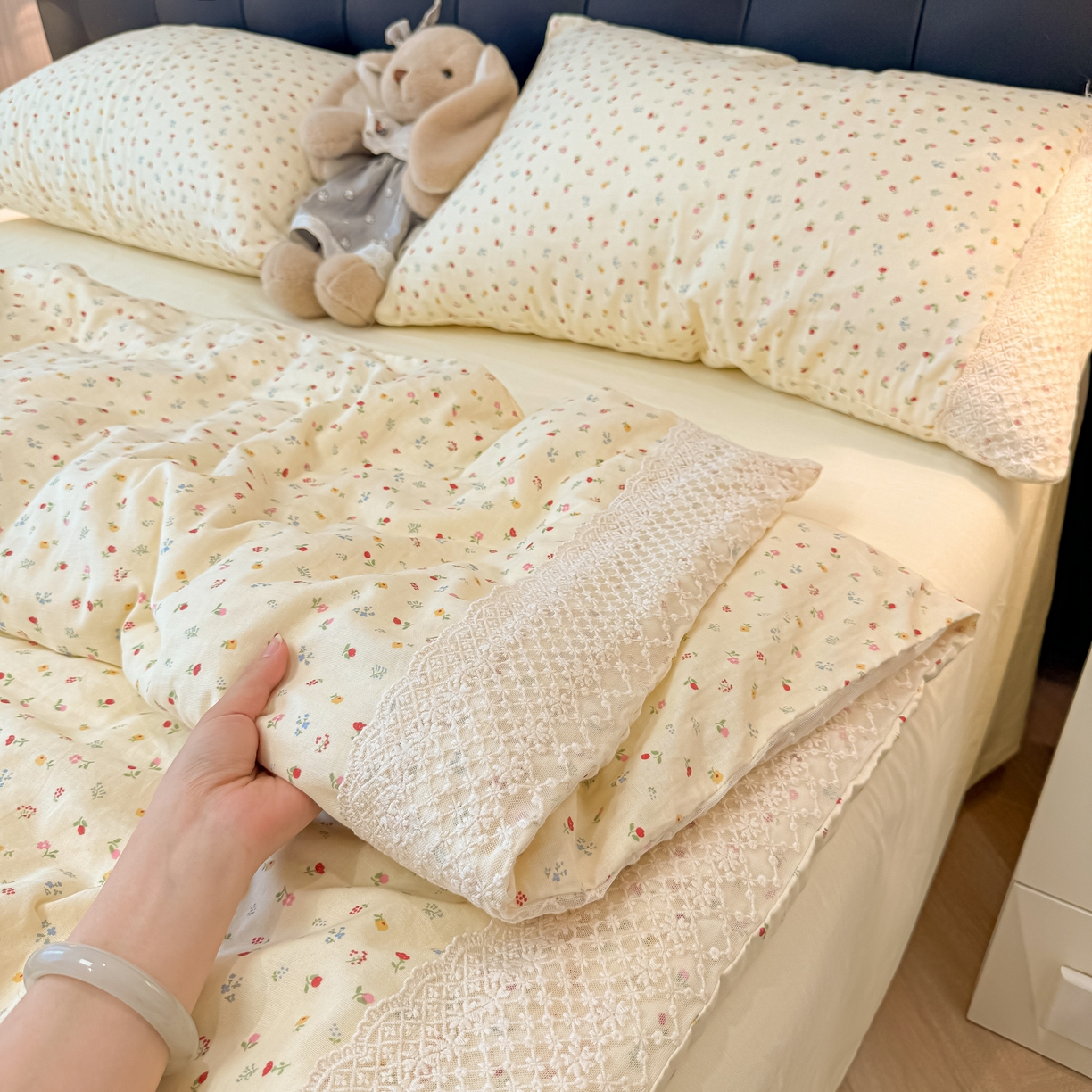 91家纺网 家纺一手货源 找家纺 盼季家纺 2026新款水洗棉印花法式高定小碎花蕾丝花边四件套 法式高定花边-颜昔