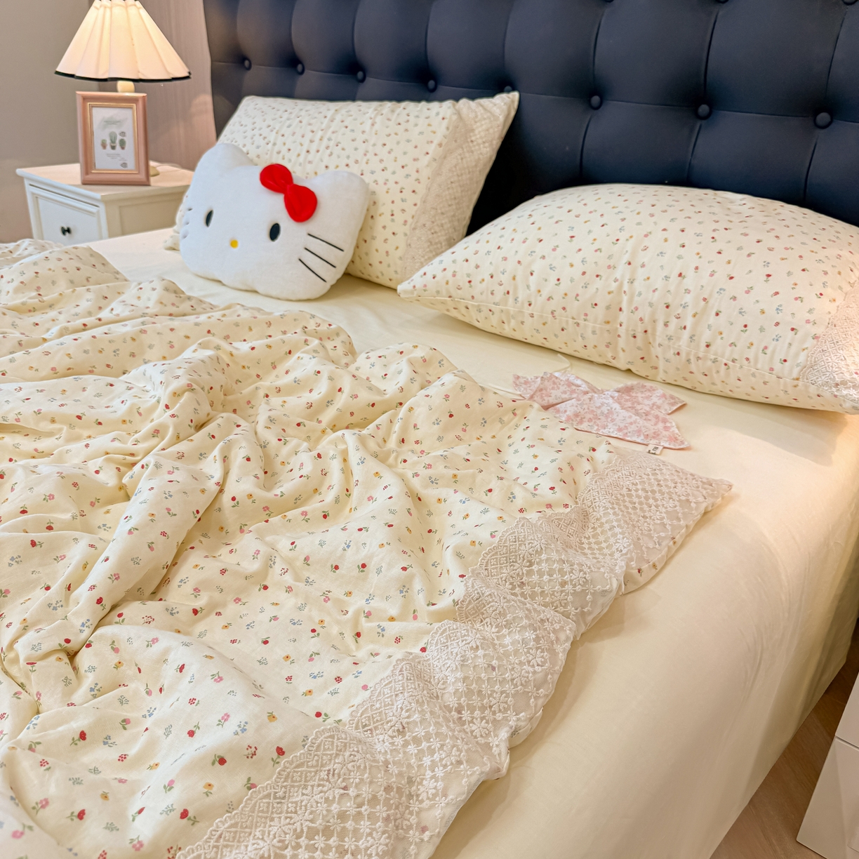 91家纺网 家纺一手货源 找家纺 盼季家纺 2026新款水洗棉印花法式高定小碎花蕾丝花边四件套 法式高定花边-颜昔