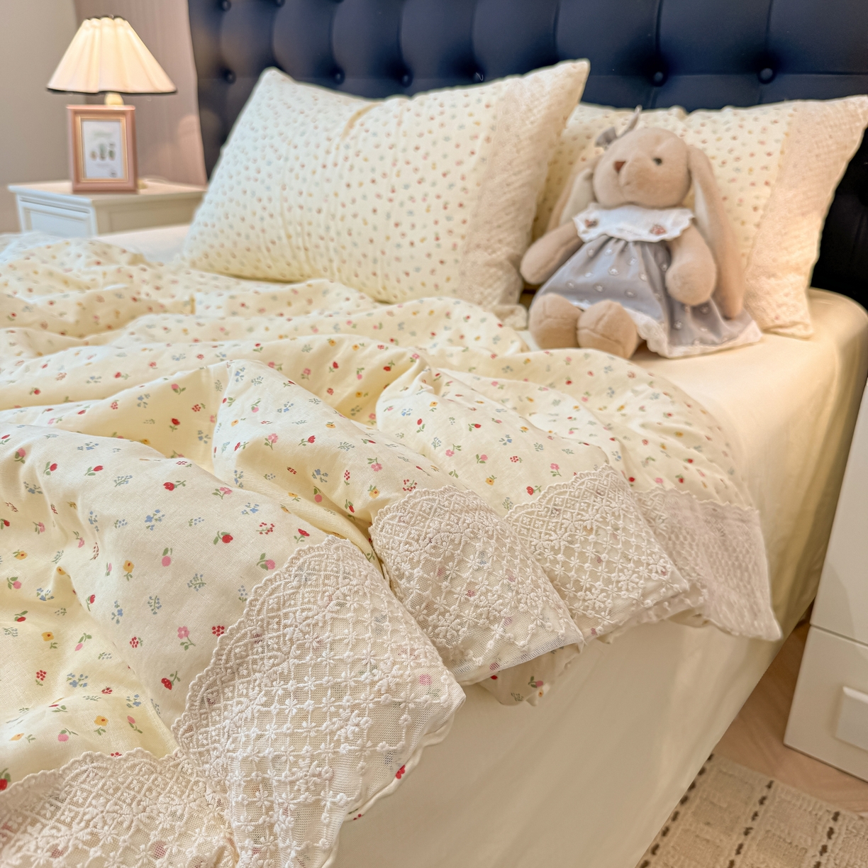 91家纺网 家纺一手货源 找家纺 盼季家纺 2026新款水洗棉印花法式高定小碎花蕾丝花边四件套 法式高定花边-颜昔