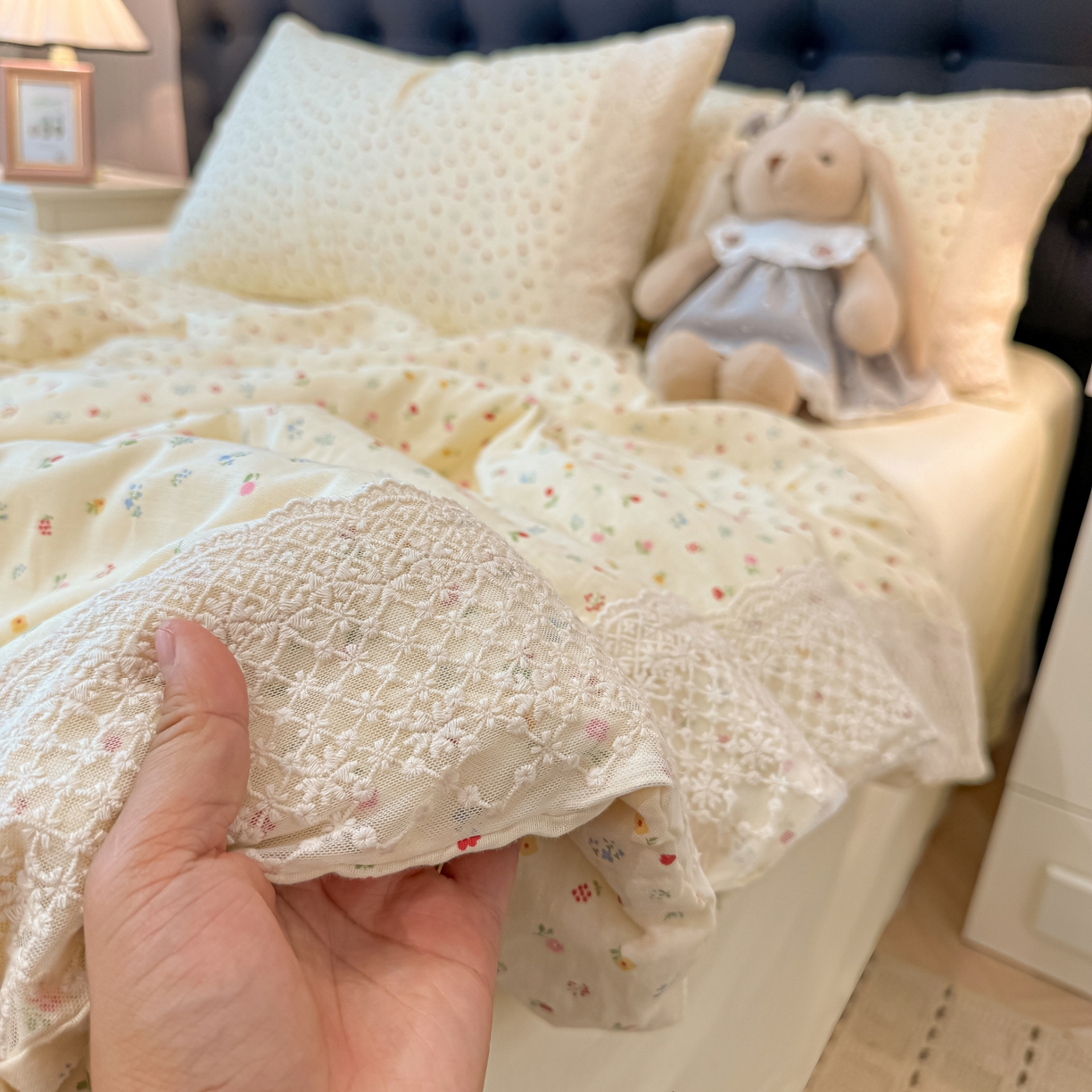 91家纺网 家纺一手货源 找家纺 盼季家纺 2026新款水洗棉印花法式高定小碎花蕾丝花边四件套 法式高定花边-颜昔