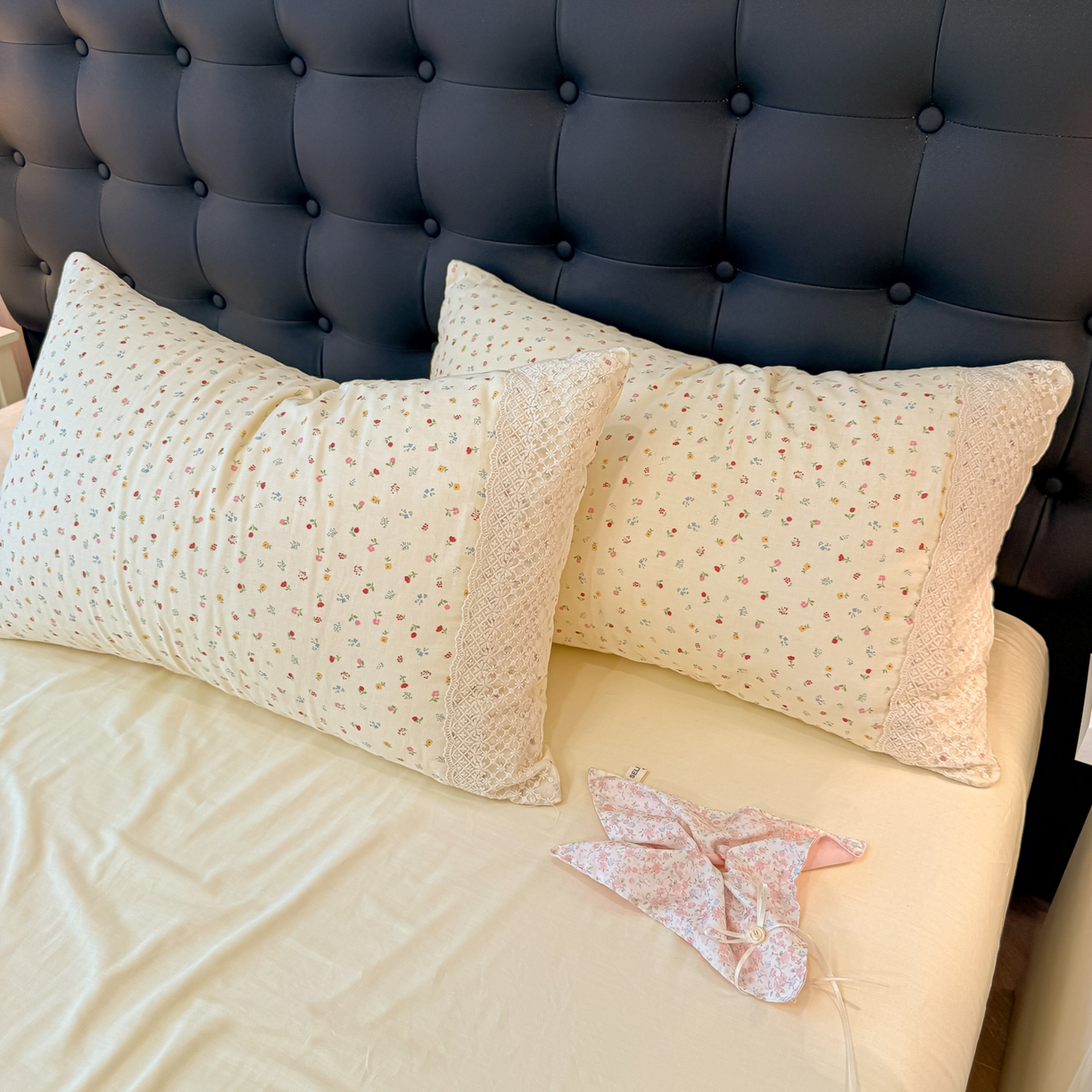 91家纺网 家纺一手货源 找家纺 盼季家纺 2026新款水洗棉印花法式高定小碎花蕾丝花边四件套 法式高定花边-颜昔