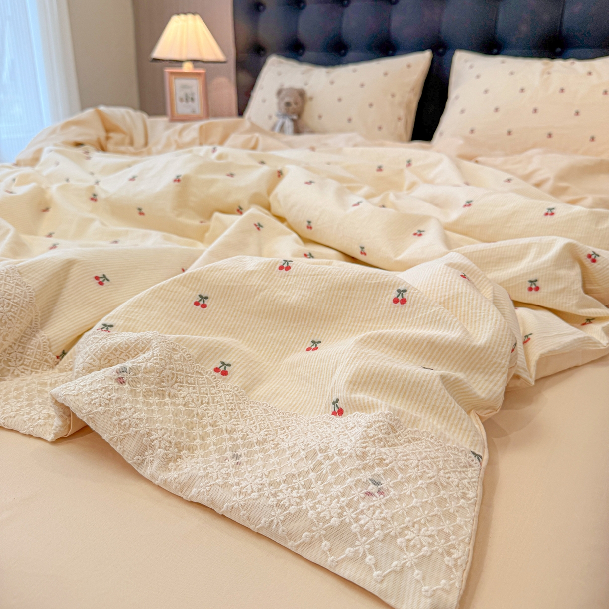 91家纺网 家纺一手货源 找家纺 盼季家纺 2026新款水洗棉印花法式高定小碎花蕾丝花边四件套 法式高定花边-芝士樱桃
